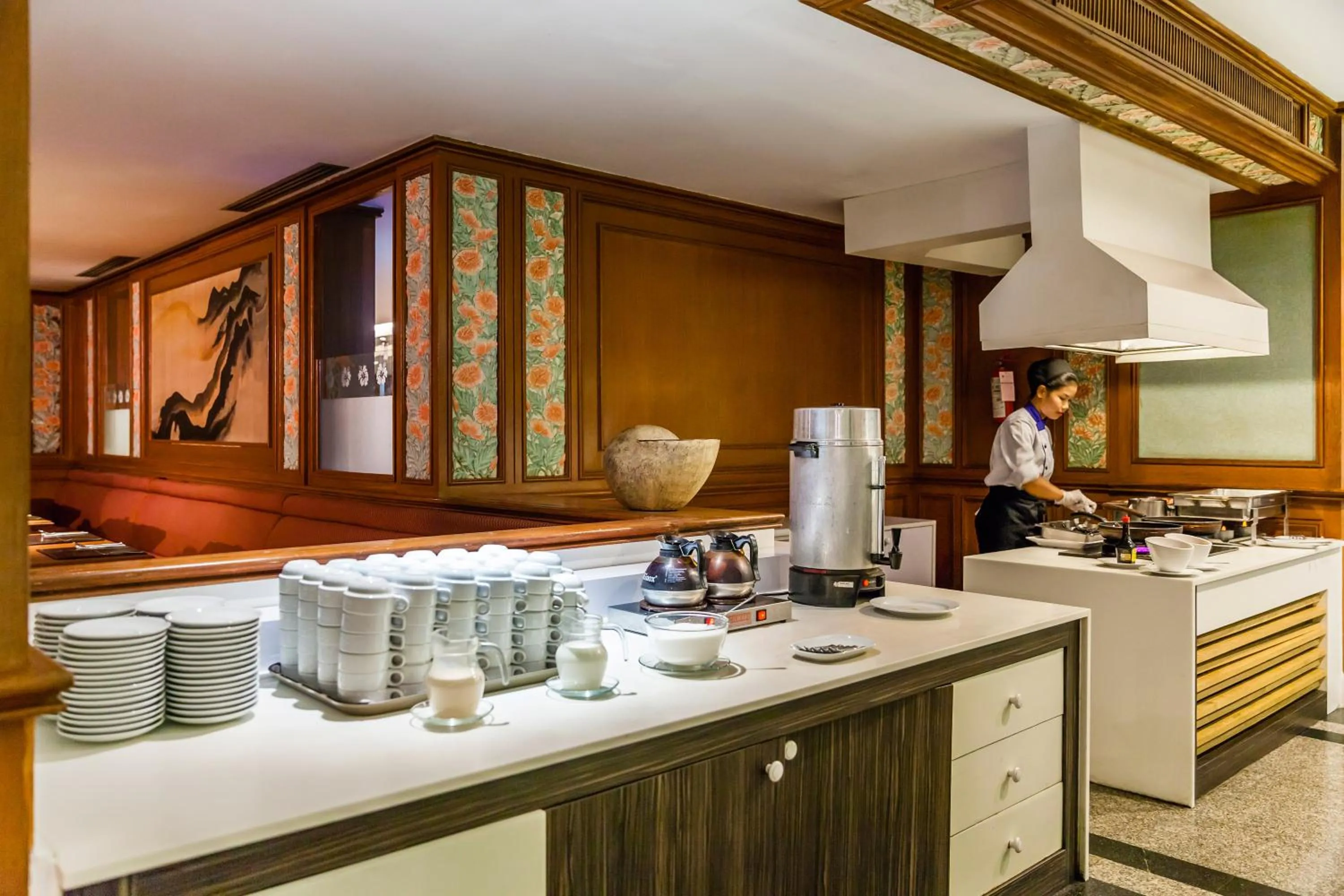 Food and drinks in Cholchan Pattaya Beach Resort - SHA Extra Plus