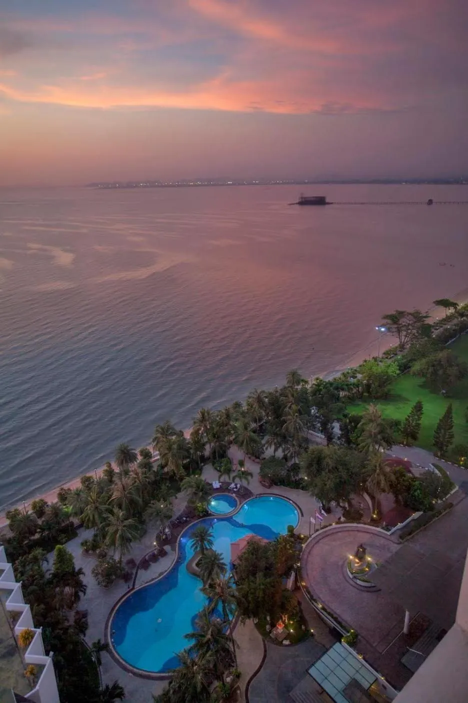 Beach in Cholchan Pattaya Beach Resort - SHA Extra Plus