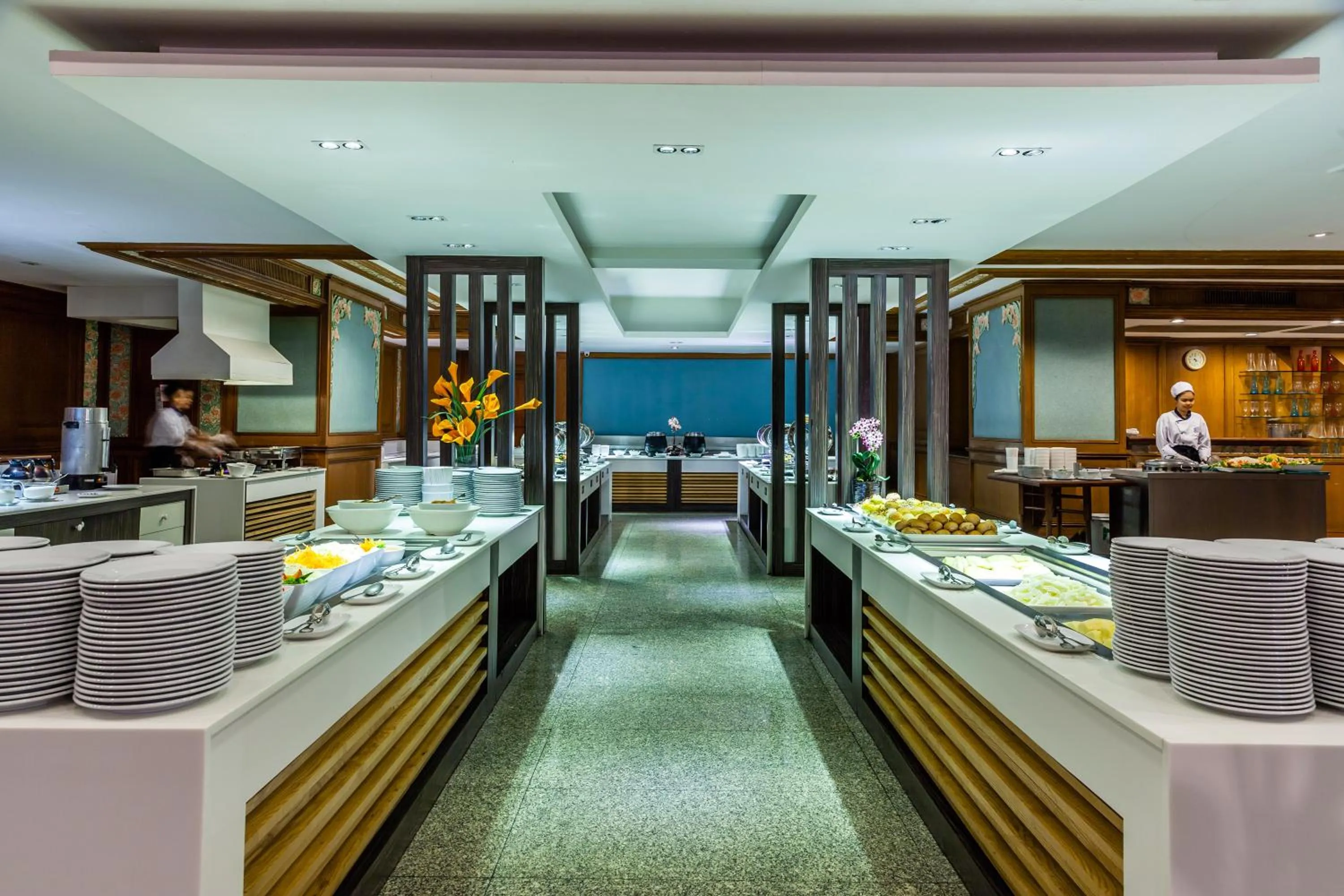 Food and drinks in Cholchan Pattaya Beach Resort - SHA Extra Plus