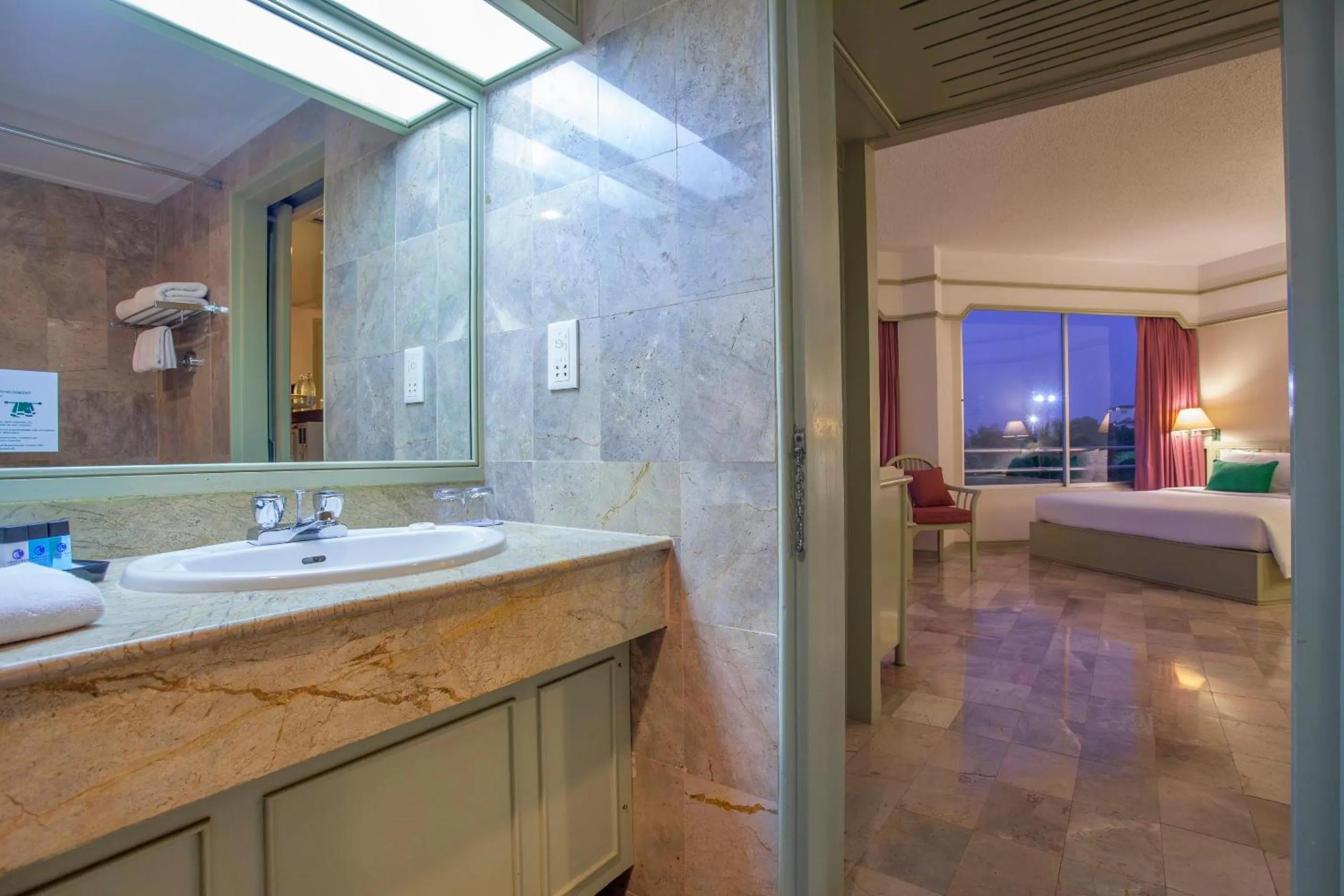 Bathroom, Bed in Cholchan Pattaya Beach Resort - SHA Extra Plus