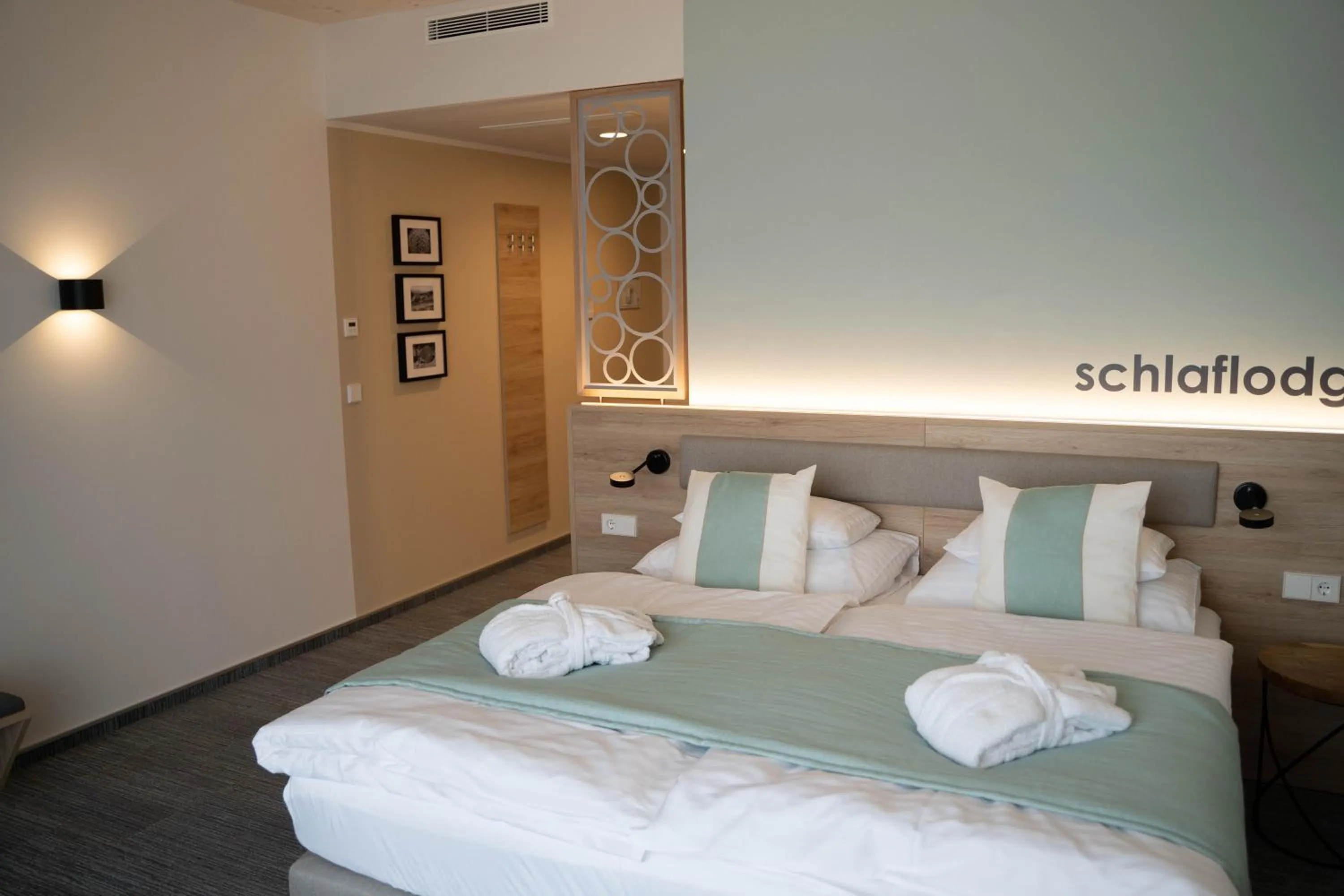 Photo of the whole room, Bed in Donau Lodge