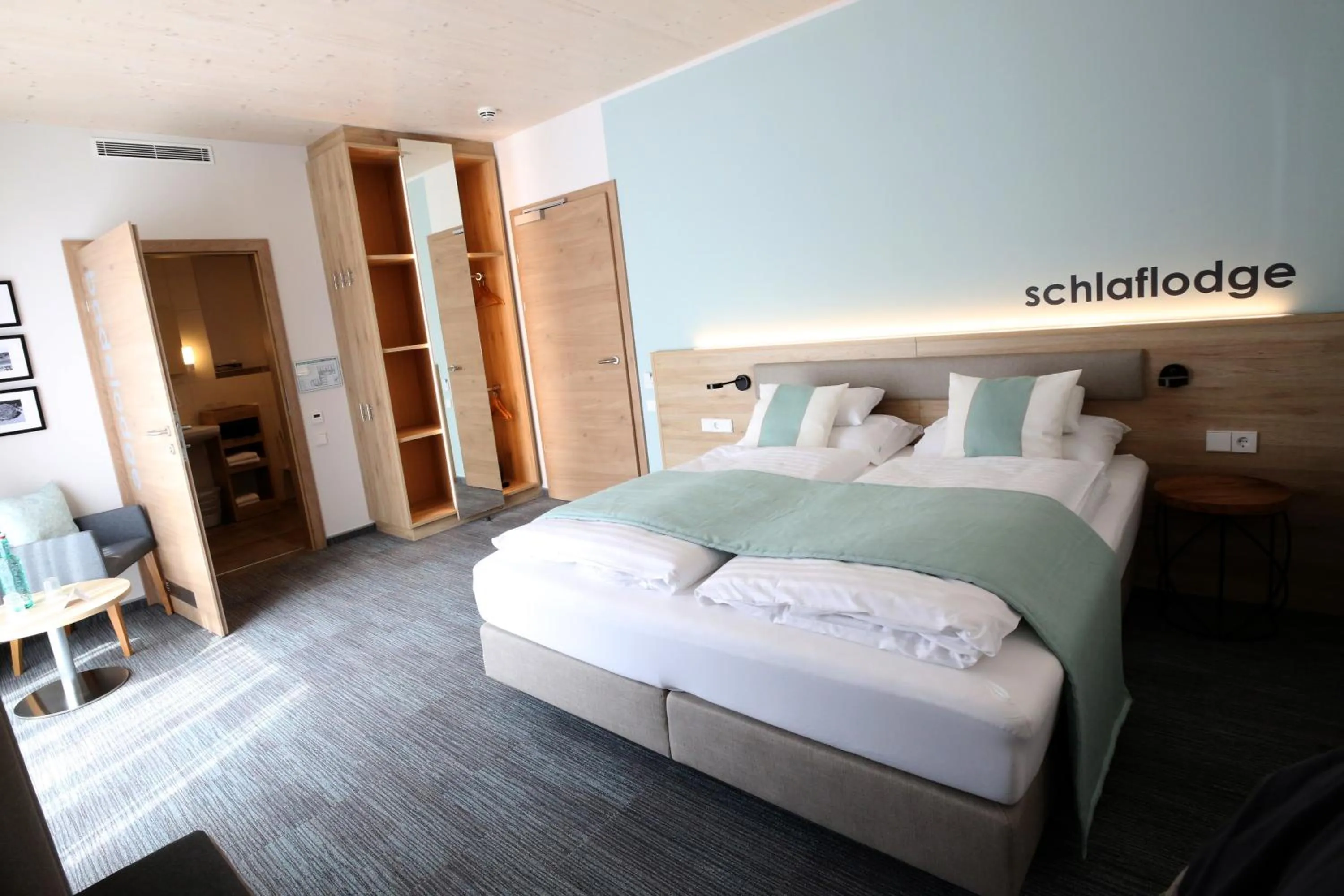 Photo of the whole room, Bed in Donau Lodge