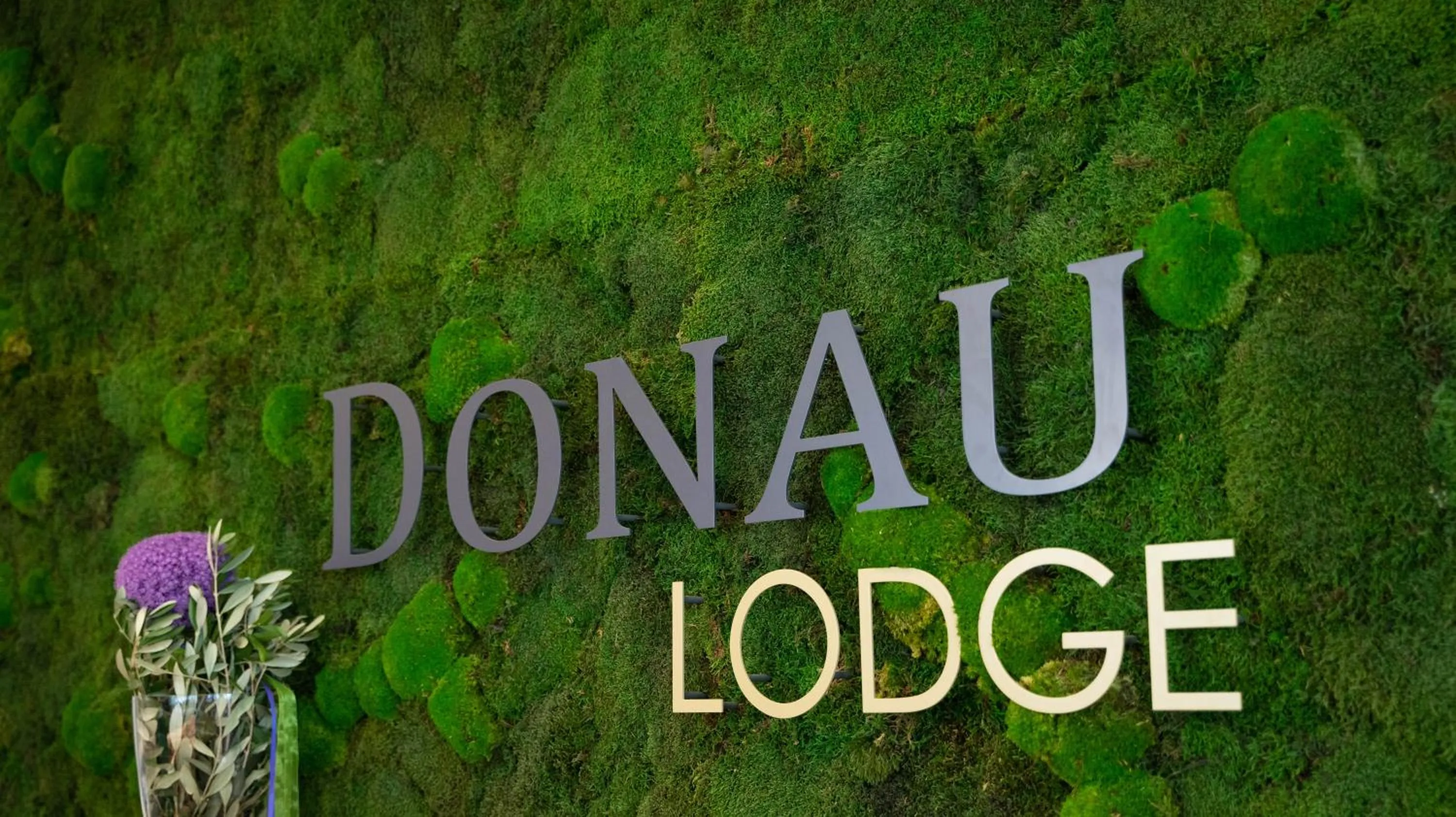Logo/Certificate/Sign in Donau Lodge