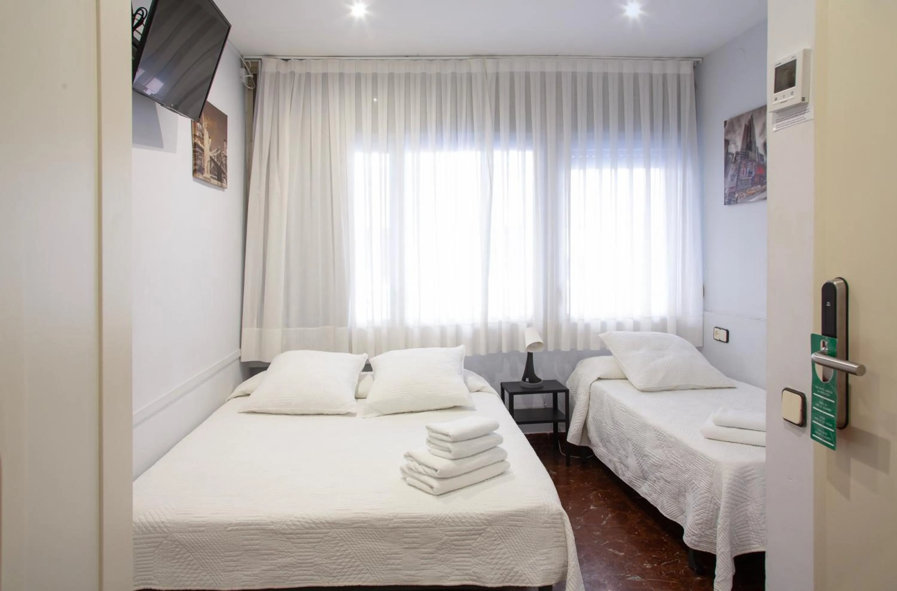 Bed in Barcelona City Street Hostal