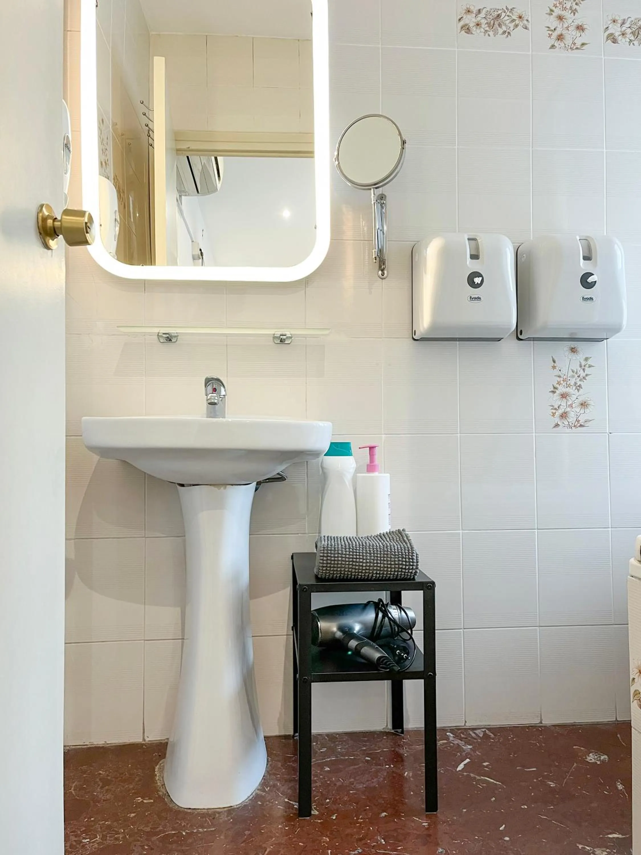 Barcelona City Street Hostal