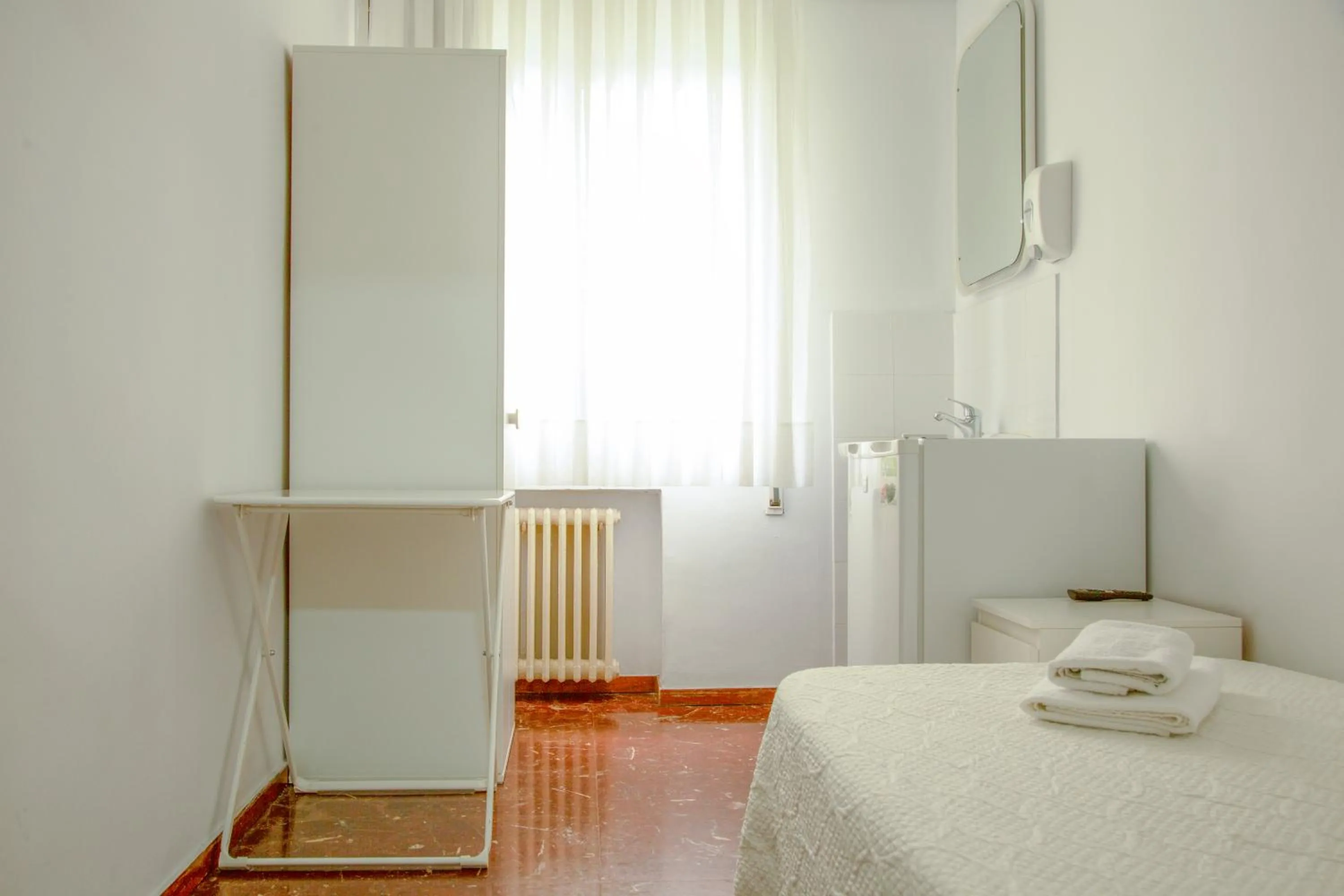 Bed in Barcelona City Street Hostal