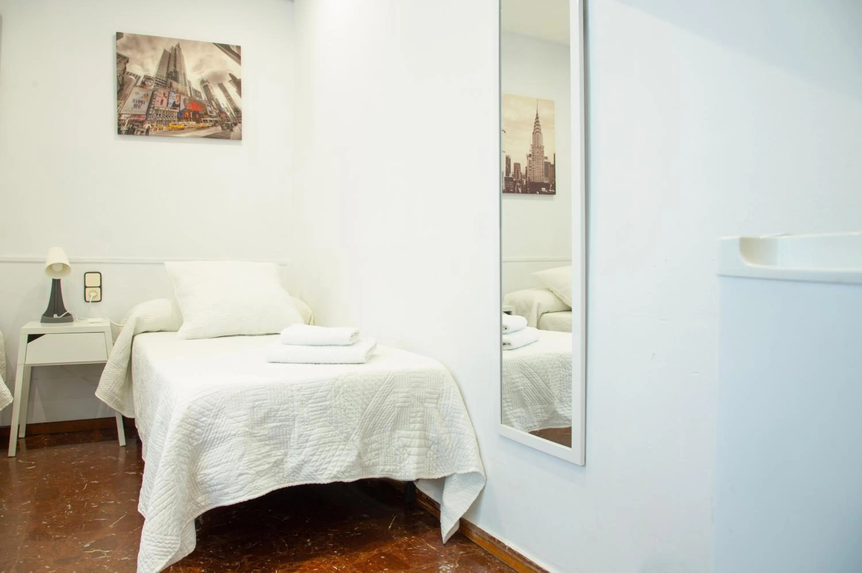 Bed in Barcelona City Street Hostal