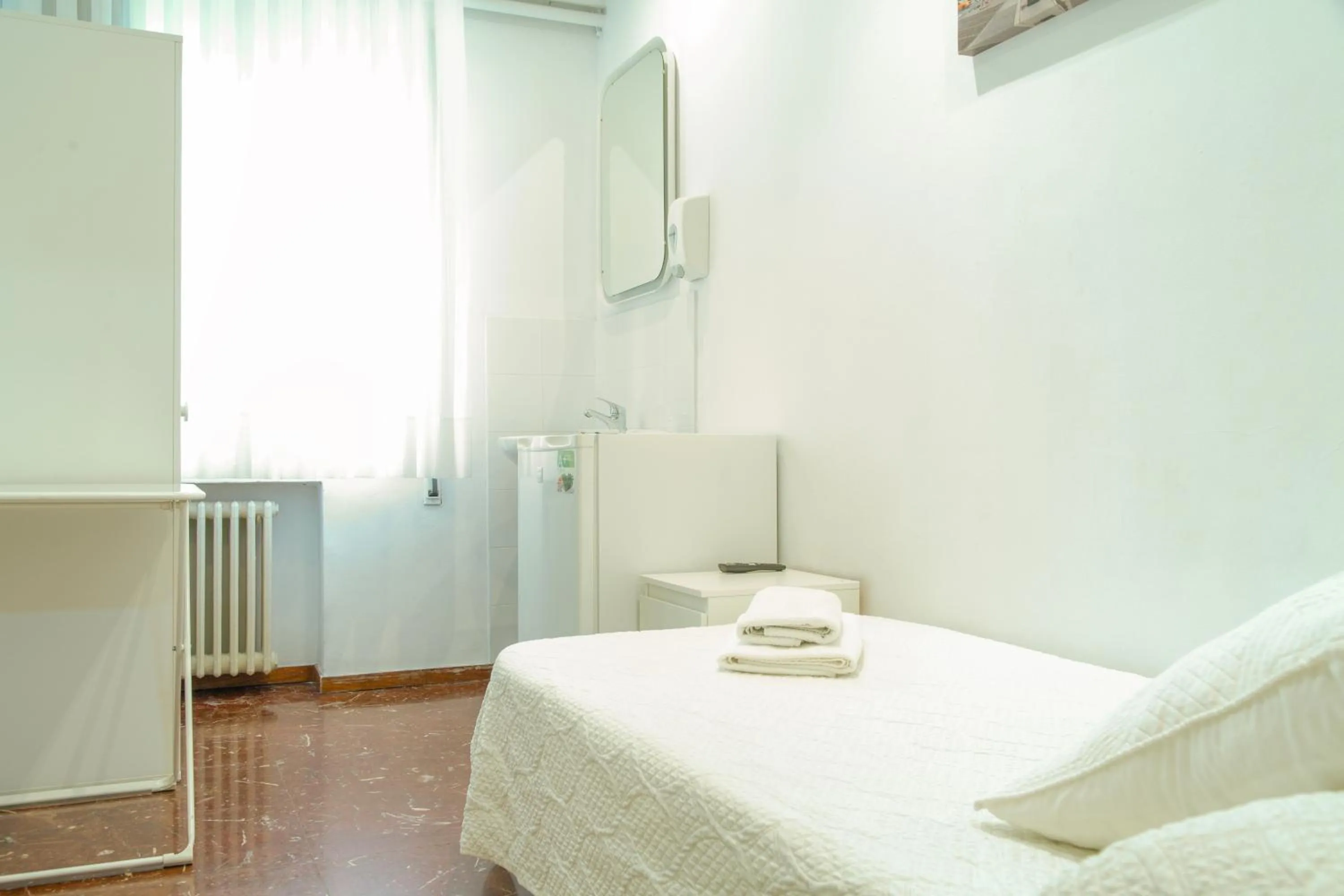 Bed in Barcelona City Street Hostal