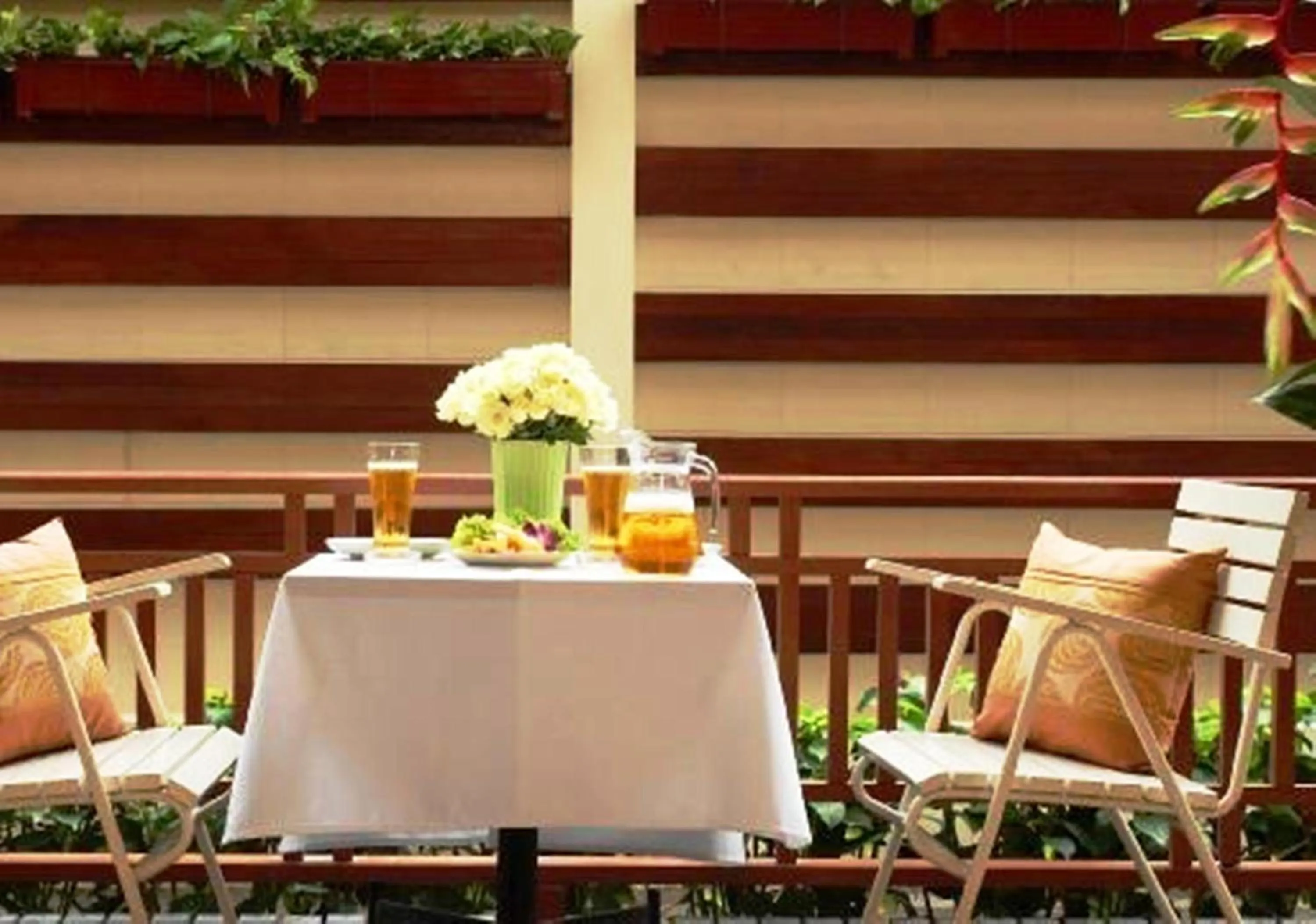 Restaurant/places to eat in Rose Hotel