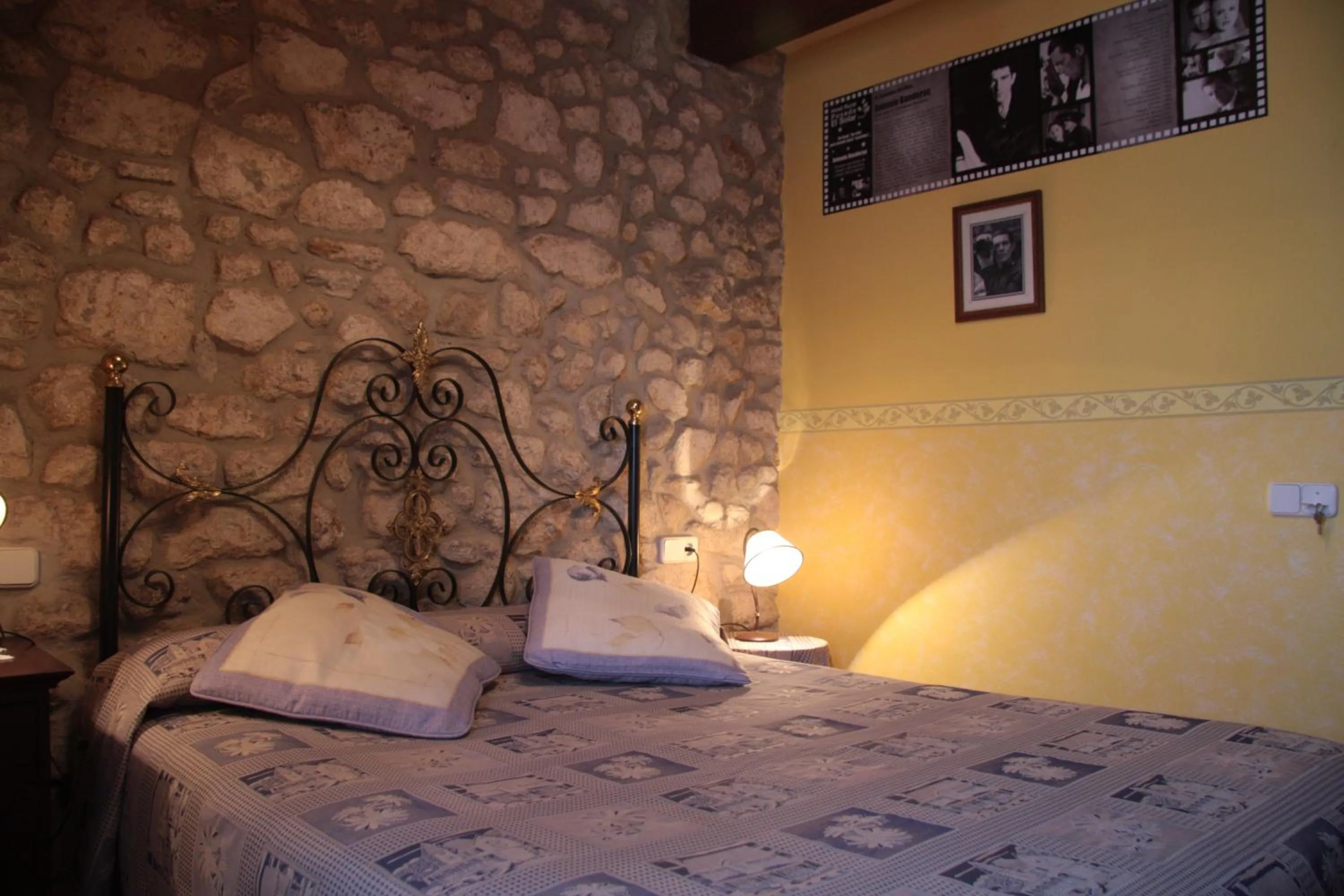 Bed in Hotel "Posada Finca EL SOLAR" Algunas habts tipo estudio con nevera microondas hidromasaje para 2 terraza vistas - " Gintonic- Bar -Terraza panorámica"