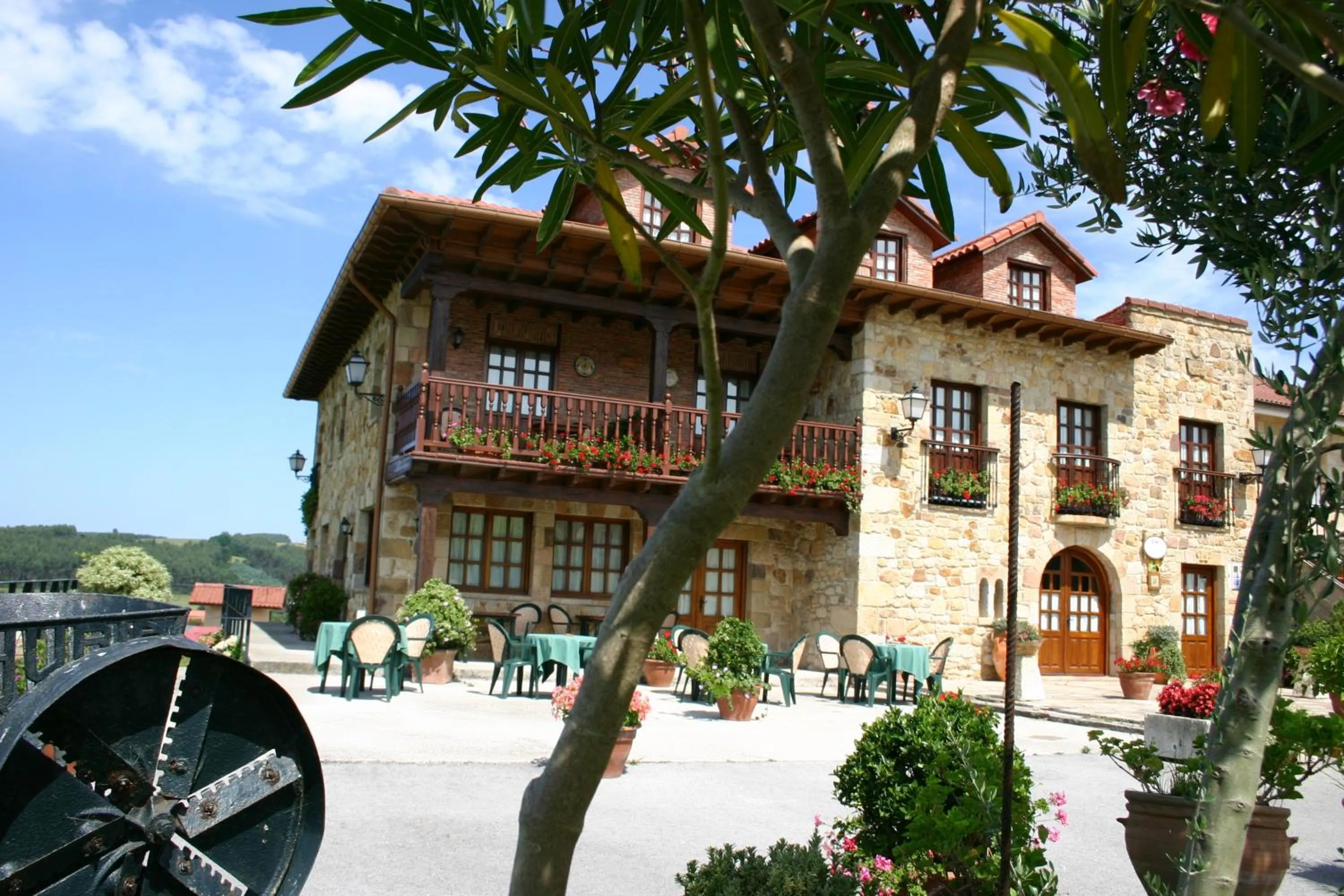 Property building in Hotel "Posada Finca EL SOLAR" Algunas habts tipo estudio con nevera microondas hidromasaje para 2 terraza vistas - " Gintonic- Bar -Terraza panorámica"