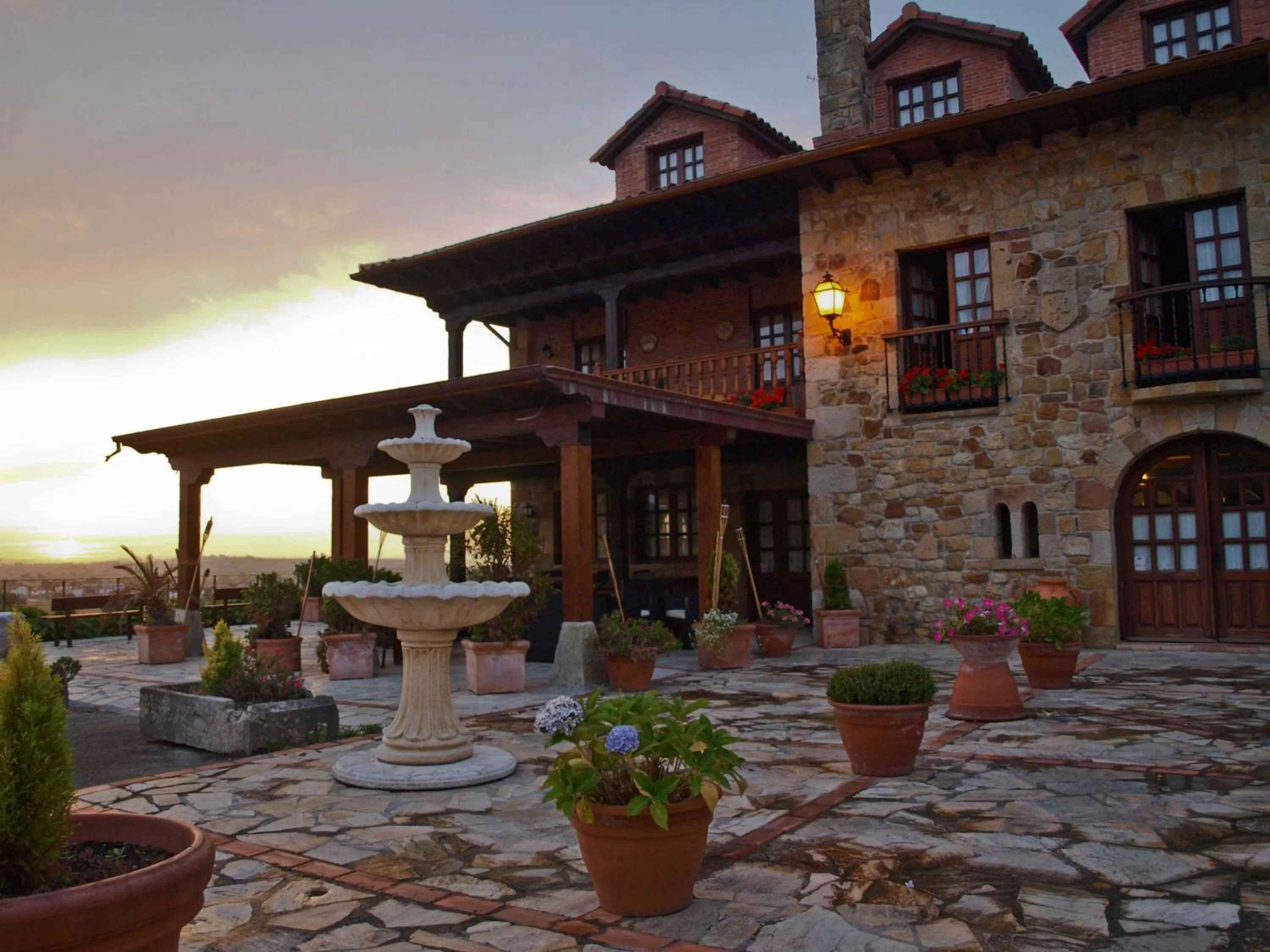 Property building in Hotel "Posada Finca EL SOLAR" Algunas habts tipo estudio con nevera microondas hidromasaje para 2 terraza vistas - " Gintonic- Bar -Terraza panorámica"