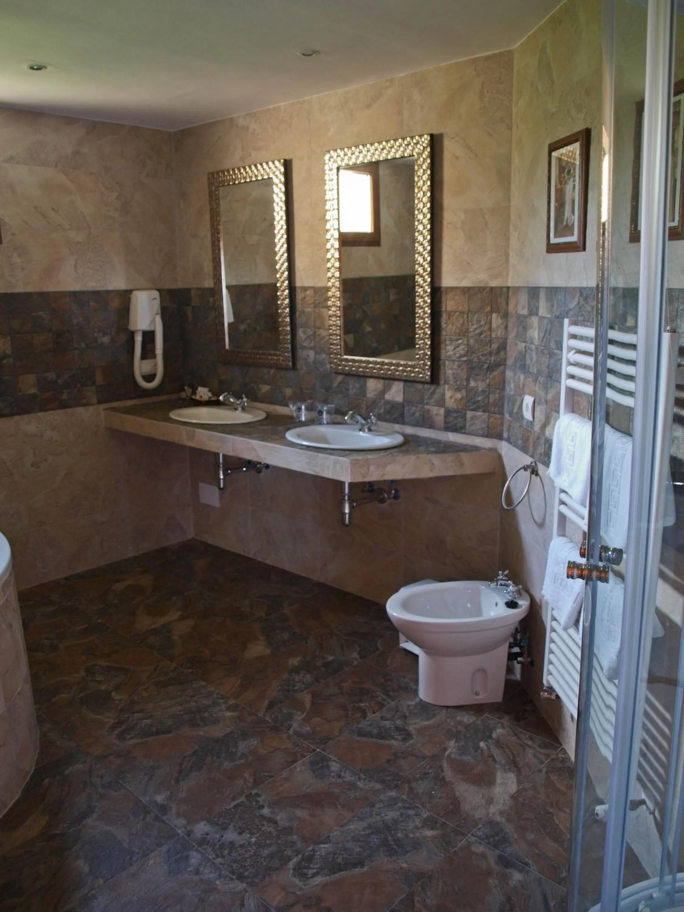 Bathroom in Hotel "Posada Finca EL SOLAR" Algunas habts tipo estudio con nevera microondas hidromasaje para 2 terraza vistas - " Gintonic- Bar -Terraza panorámica"