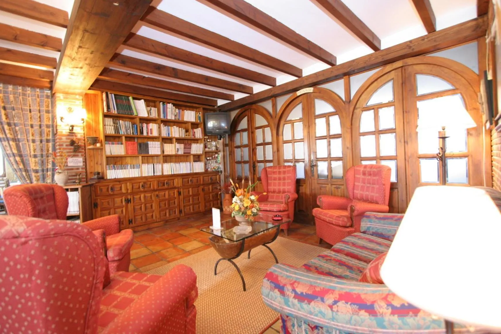 Communal lounge/ TV room in Hotel "Posada Finca EL SOLAR" Algunas habts tipo estudio con nevera microondas hidromasaje para 2 terraza vistas - " Gintonic- Bar -Terraza panorámica"