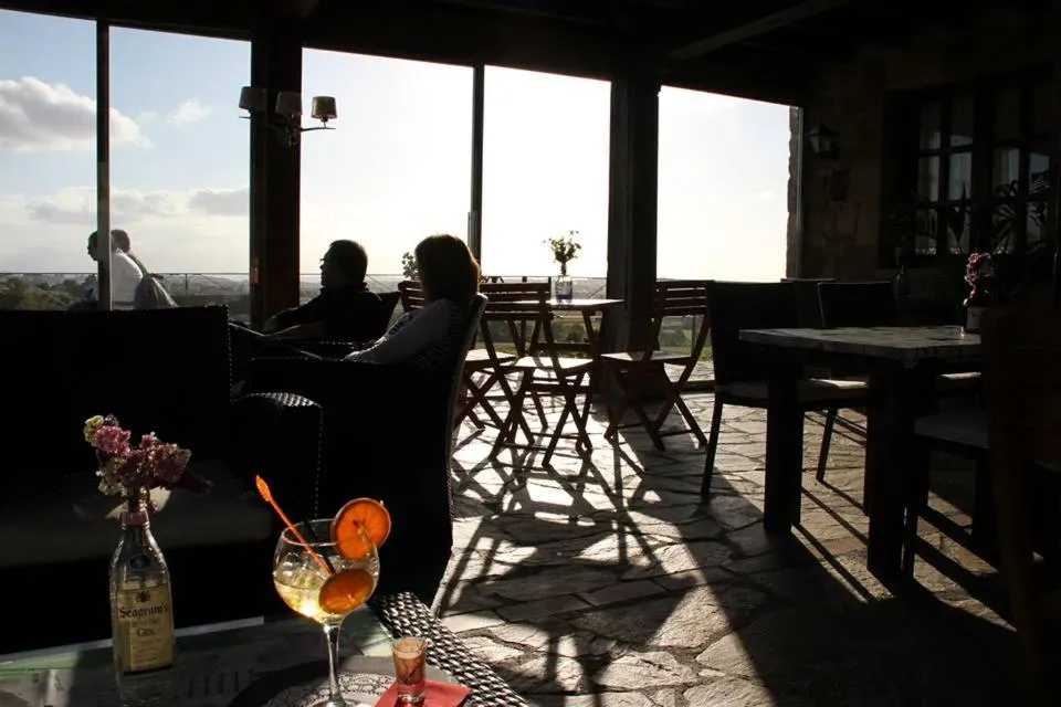 Restaurant/places to eat in Hotel "Posada Finca EL SOLAR" Algunas habts tipo estudio con nevera microondas hidromasaje para 2 terraza vistas - " Gintonic- Bar -Terraza panorámica"