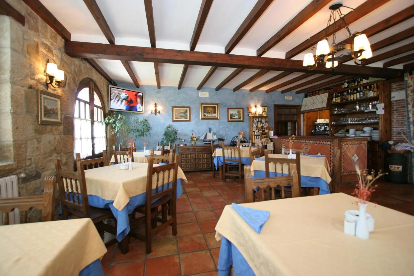 Restaurant/places to eat in Hotel "Posada Finca EL SOLAR" Algunas habts tipo estudio con nevera microondas hidromasaje para 2 terraza vistas - " Gintonic- Bar -Terraza panorámica"