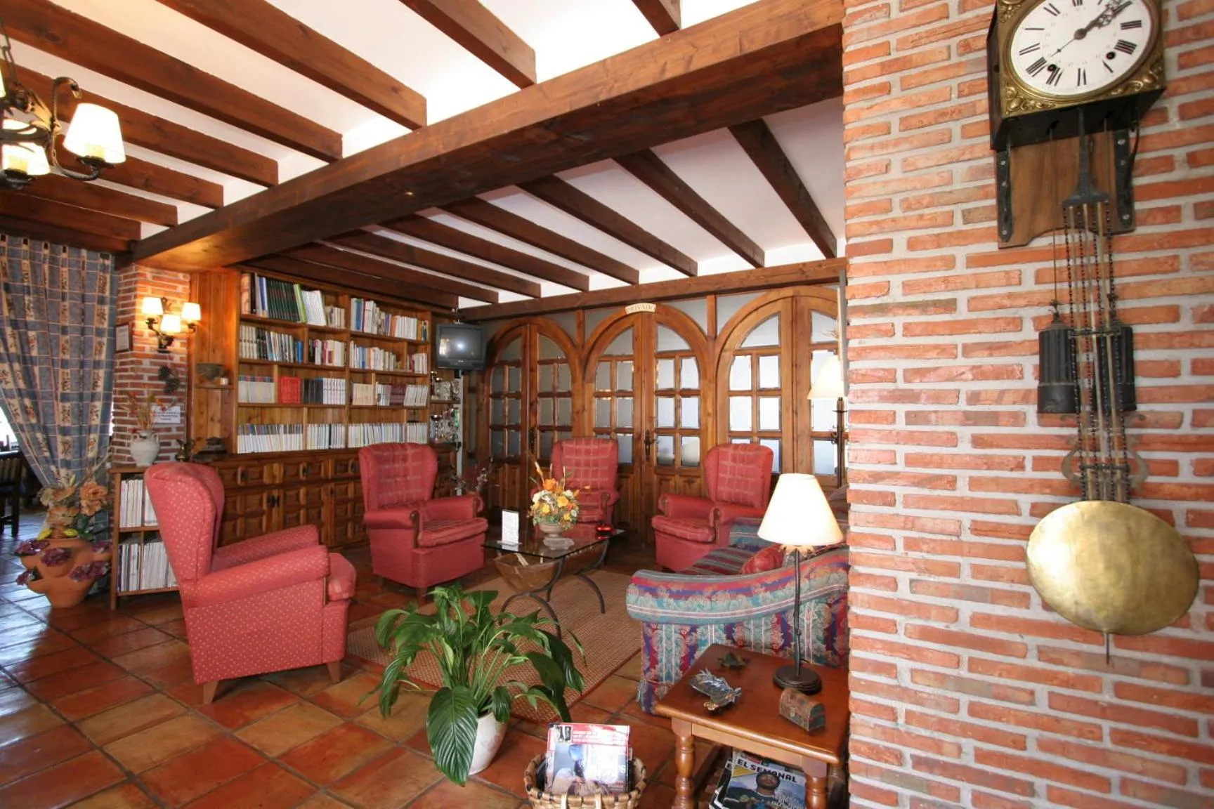 Communal lounge/ TV room in Hotel "Posada Finca EL SOLAR" Algunas habts tipo estudio con nevera microondas hidromasaje para 2 terraza vistas - " Gintonic- Bar -Terraza panorámica"