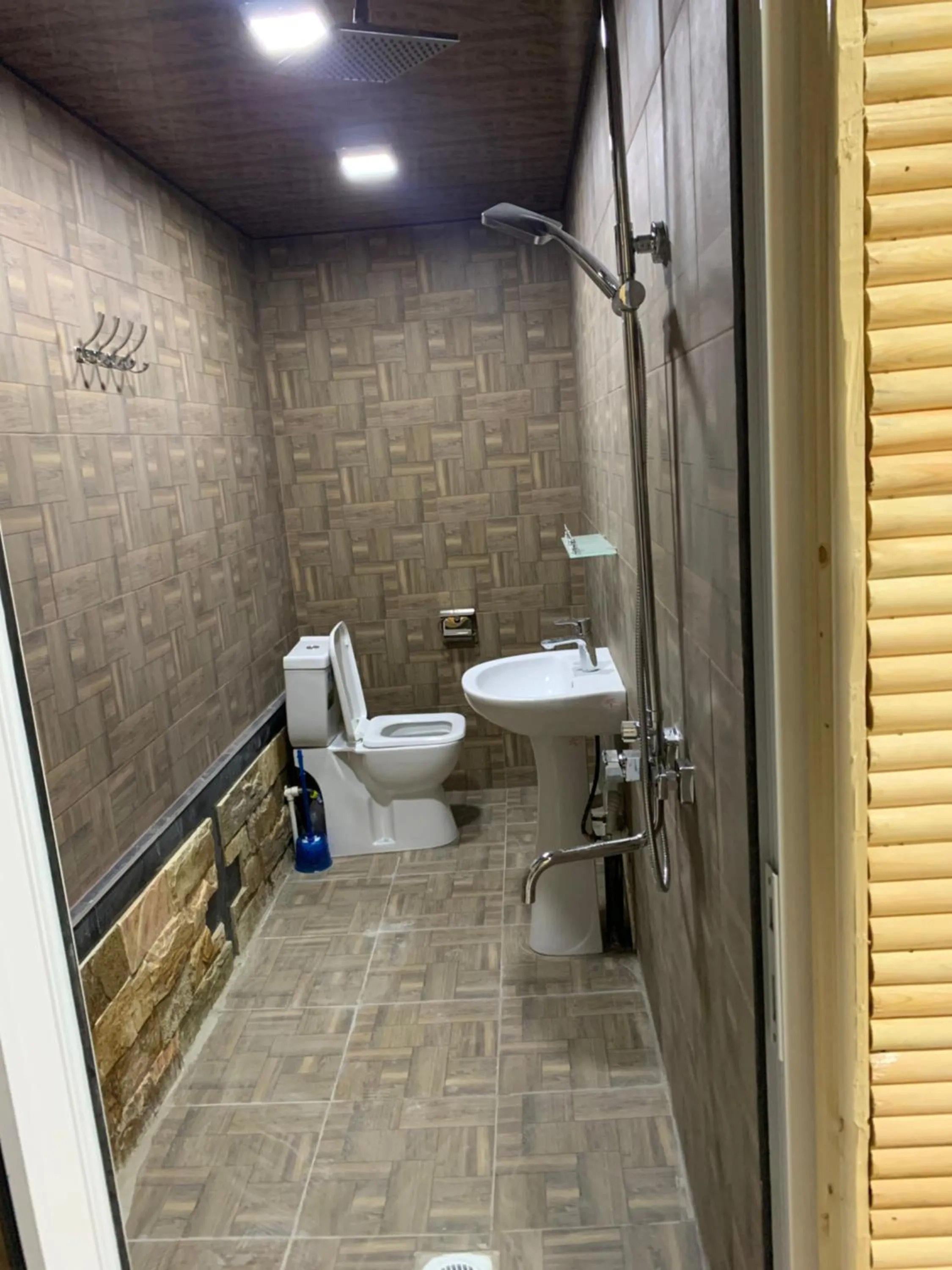 Shower in May weather Resort Family G House