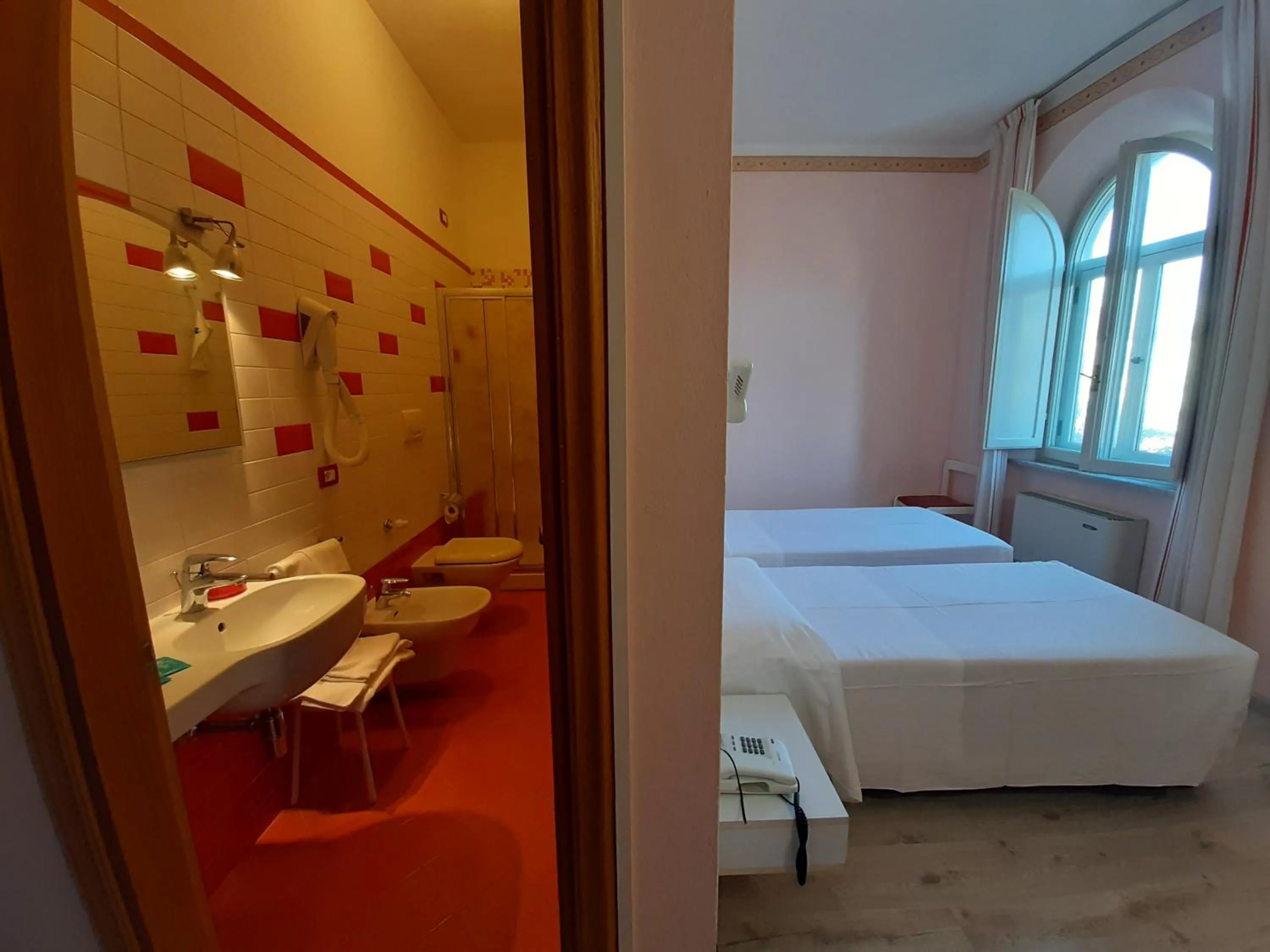 Bathroom, Bed in Elba Hotel