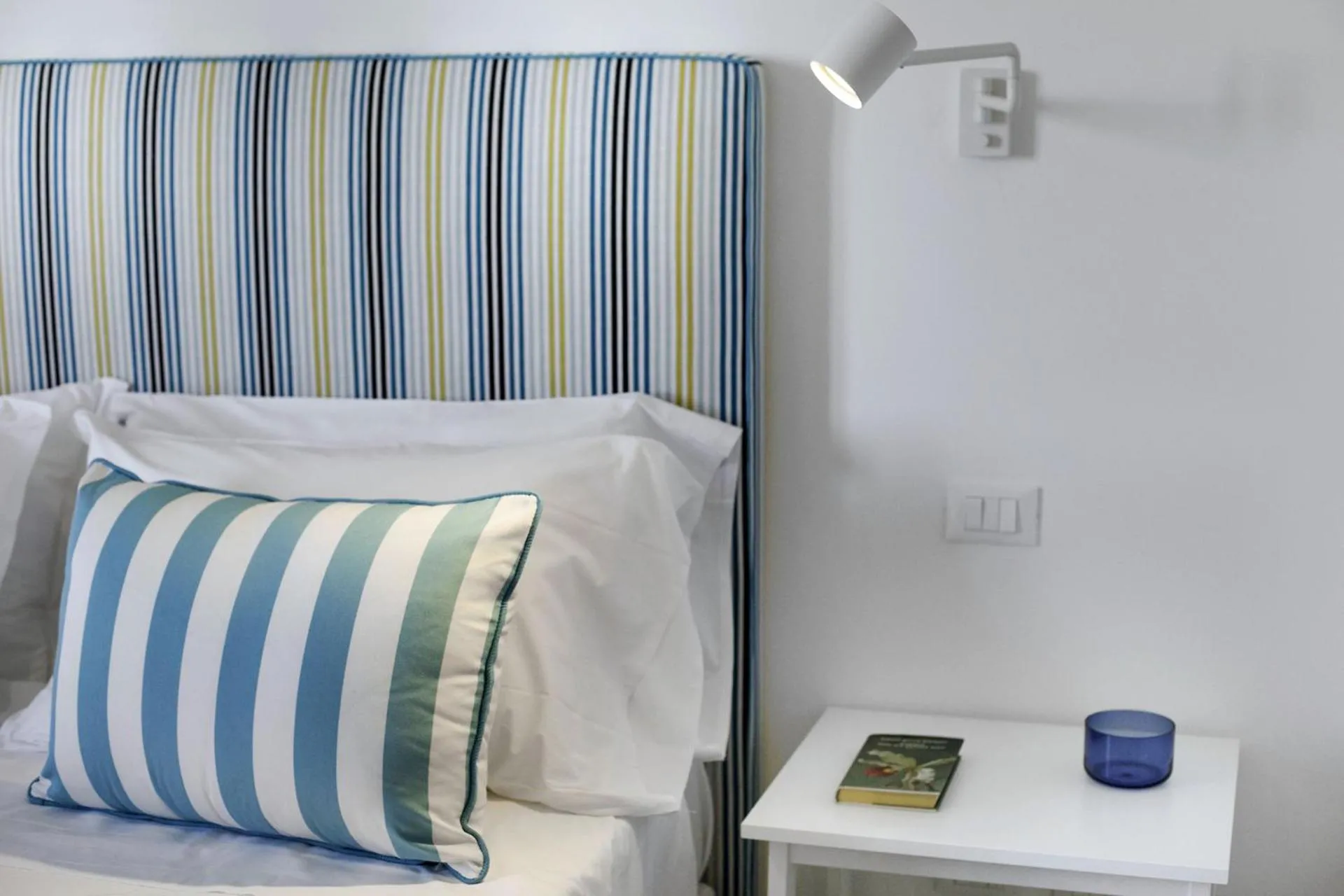 Decorative detail, Bed in Amore Rentals - Appartamento Tramontano