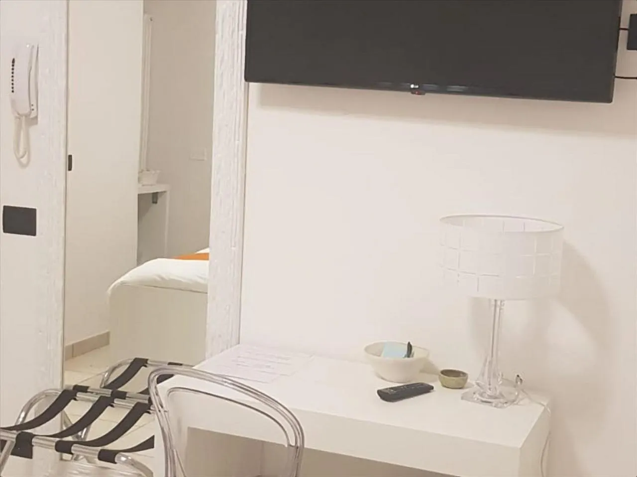 Communal lounge/ TV room, Bed in Tamb&B1