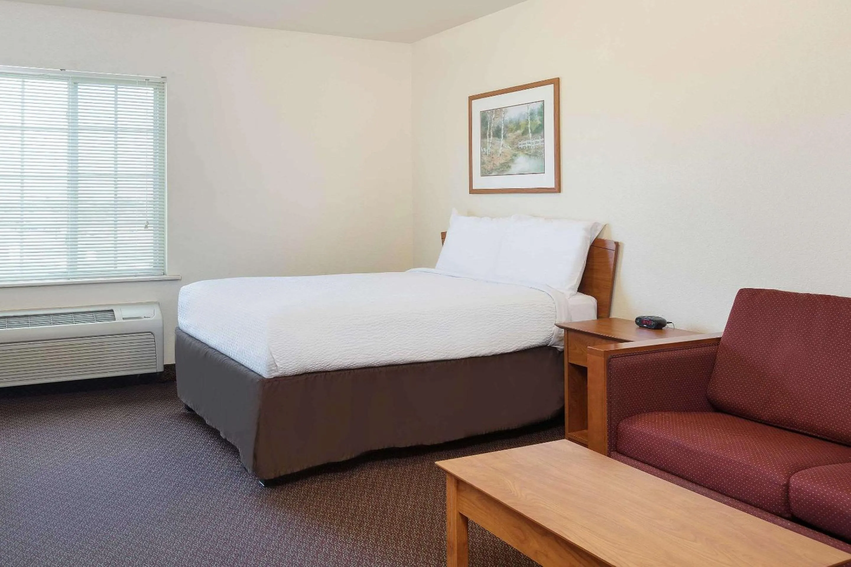 Photo of the whole room, Bed in WoodSpring Suites Tyler Rose Garden