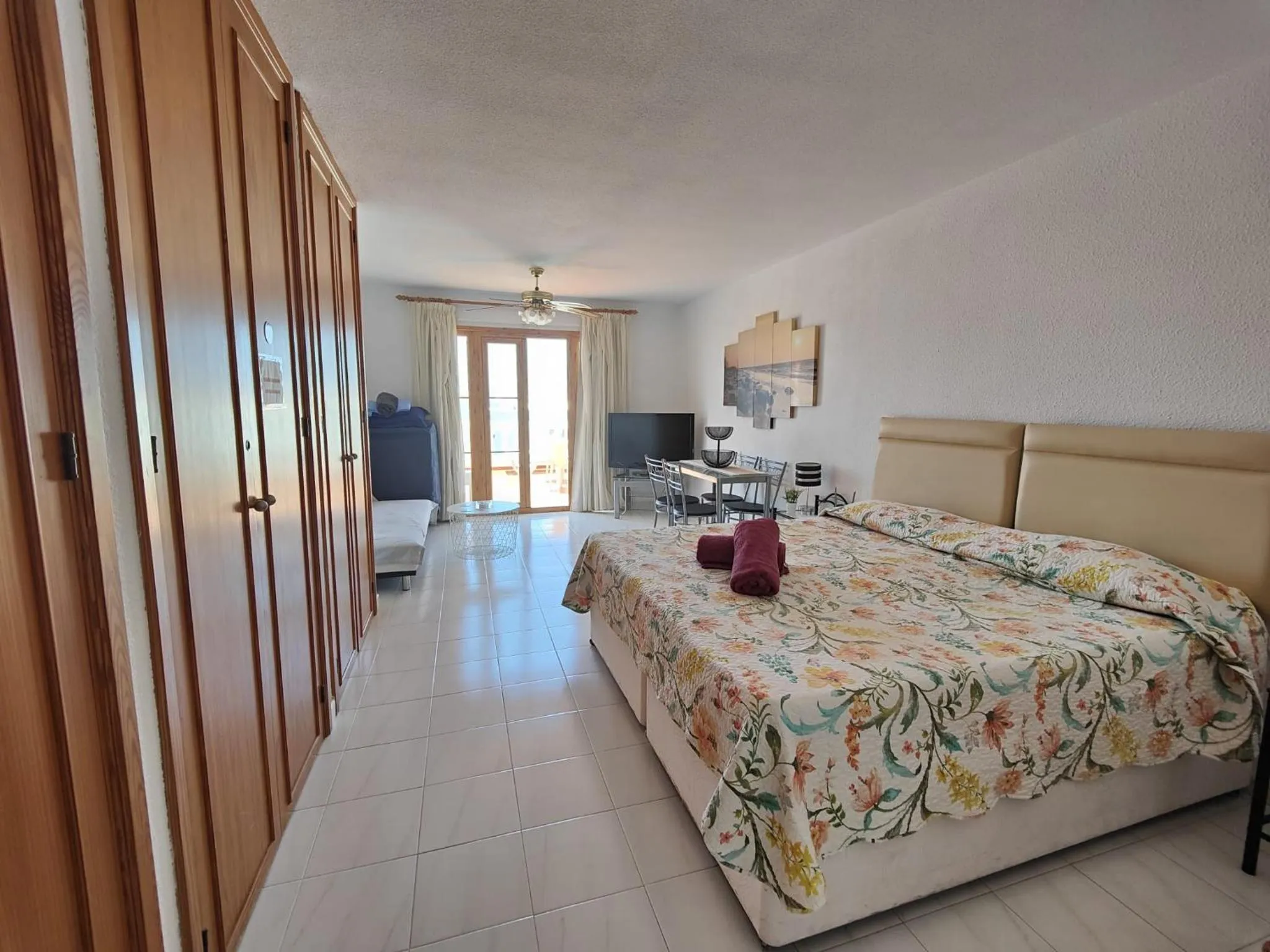 Photo of the whole room in Port Royale