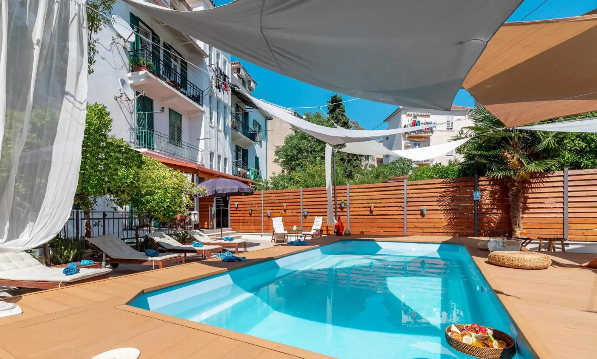 Evala luxury rooms with pool and garden Evala luxury rooms with pool and garden