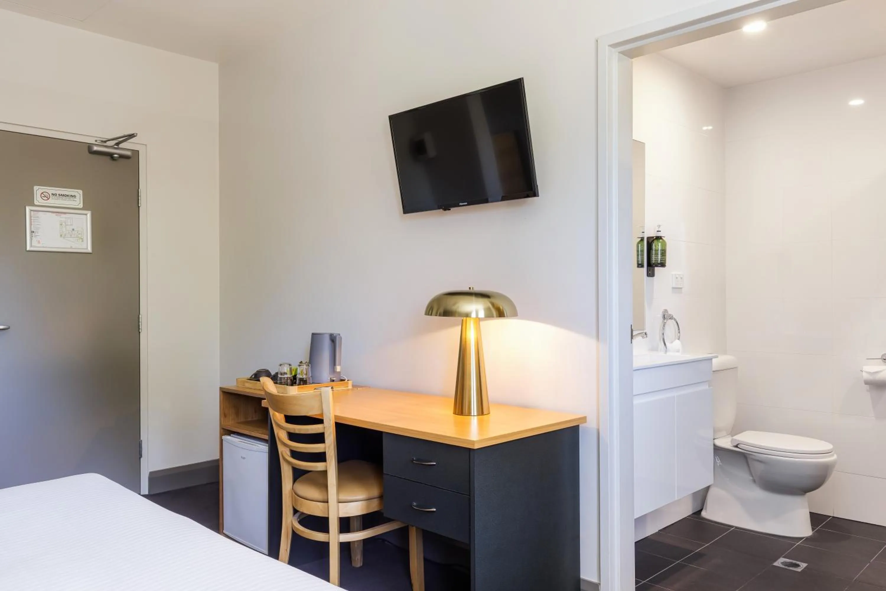 Toilet, Bed in Kingsgrove Hotel