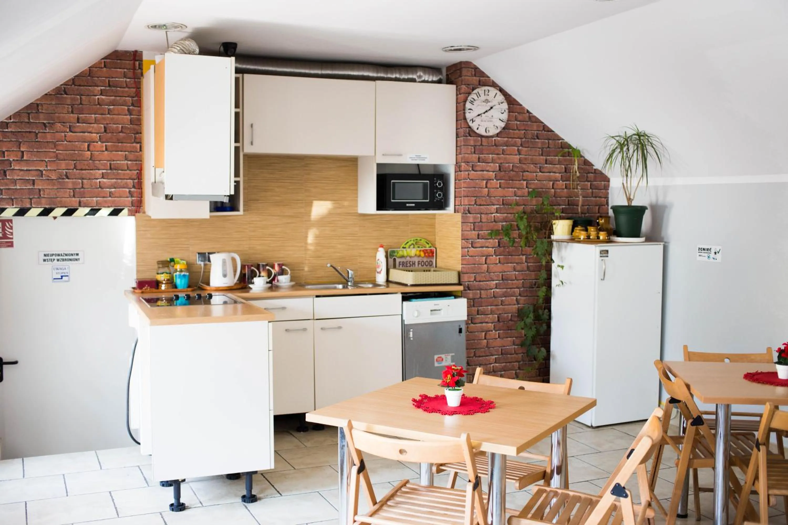 Communal kitchen in Hotelik Okęcie 39 - Nocleg i Parking Blisko Lotnisko Okęcie