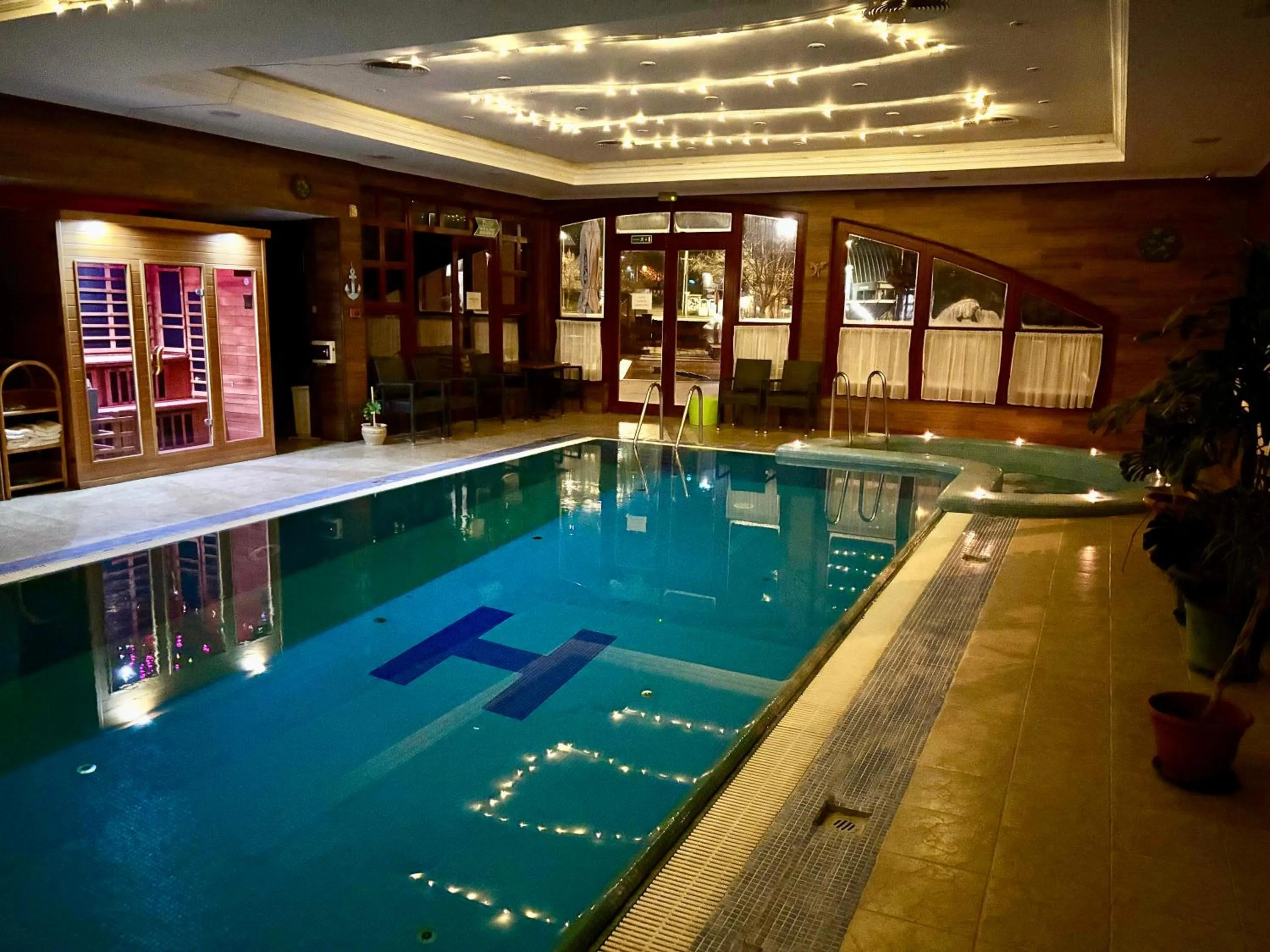 Swimming pool in Hotel Hunor