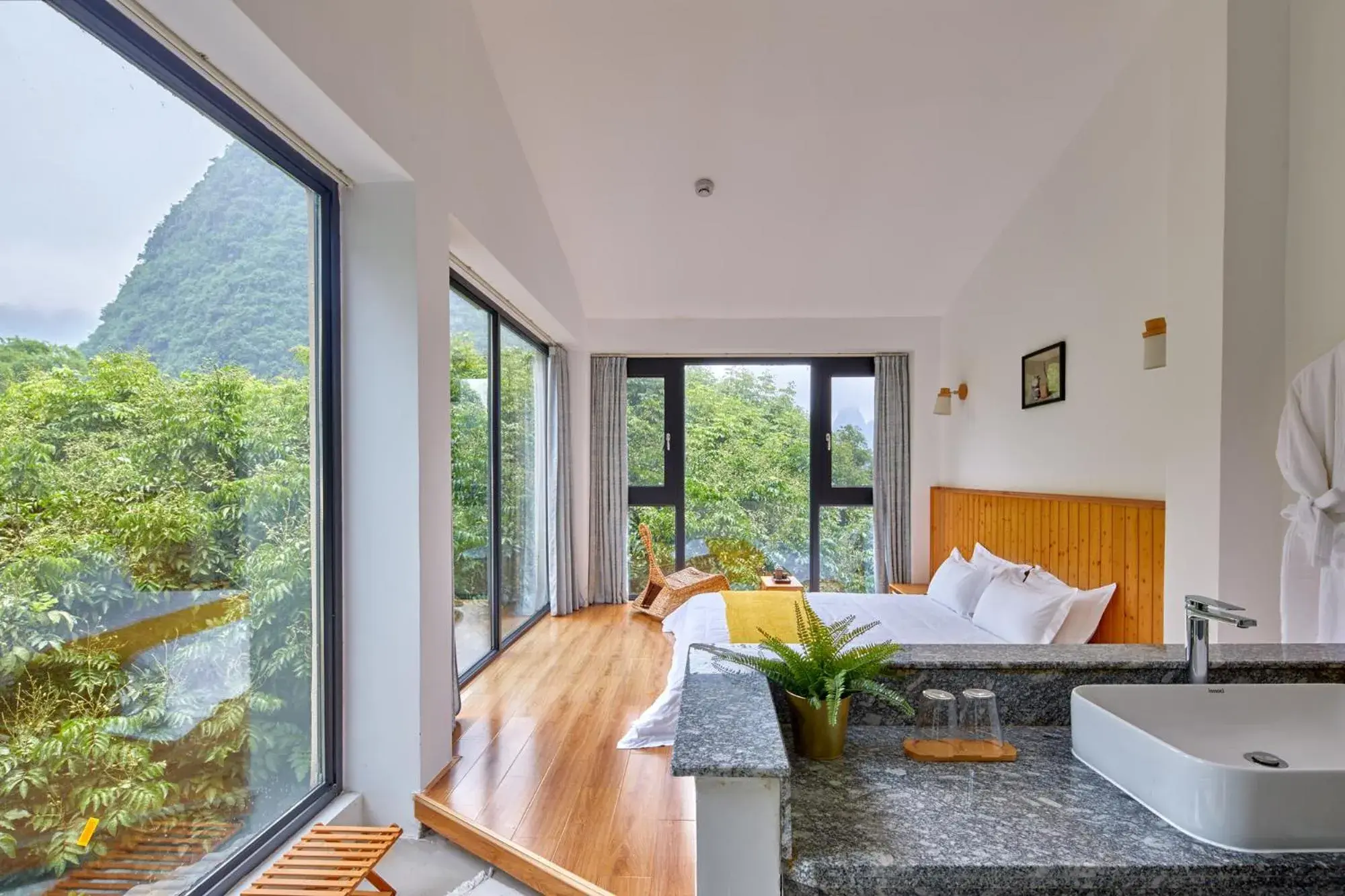 King Room with Mountain View in Yangshuo Serene Cove Hotel King Room with Mountain View in Yangshuo Serene Cove Hotel