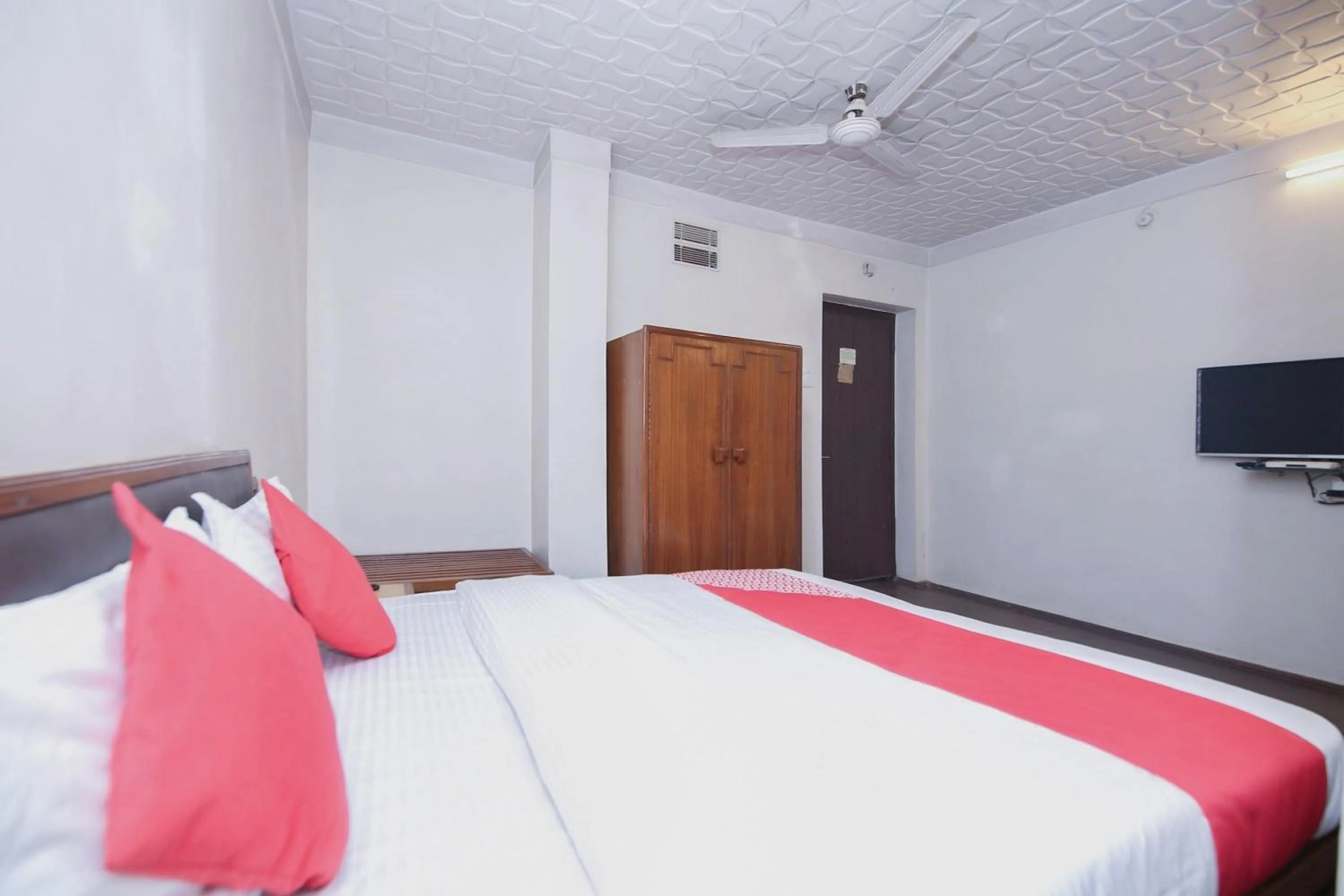 Bedroom, Bed in Capital O Kartik