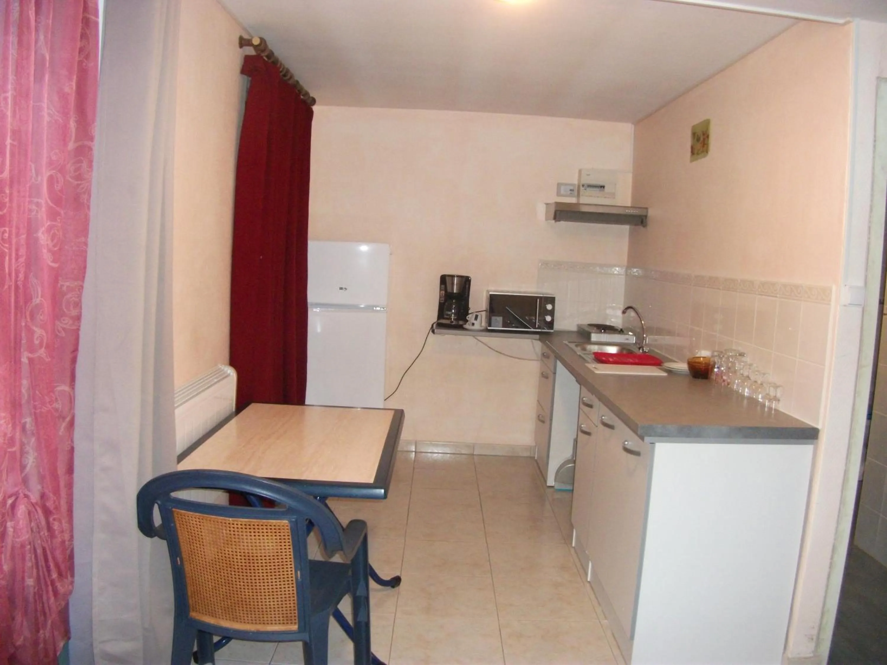 Coffee/tea facilities in Hôtel Restaurant de la Gare (Studios Du Breuil)