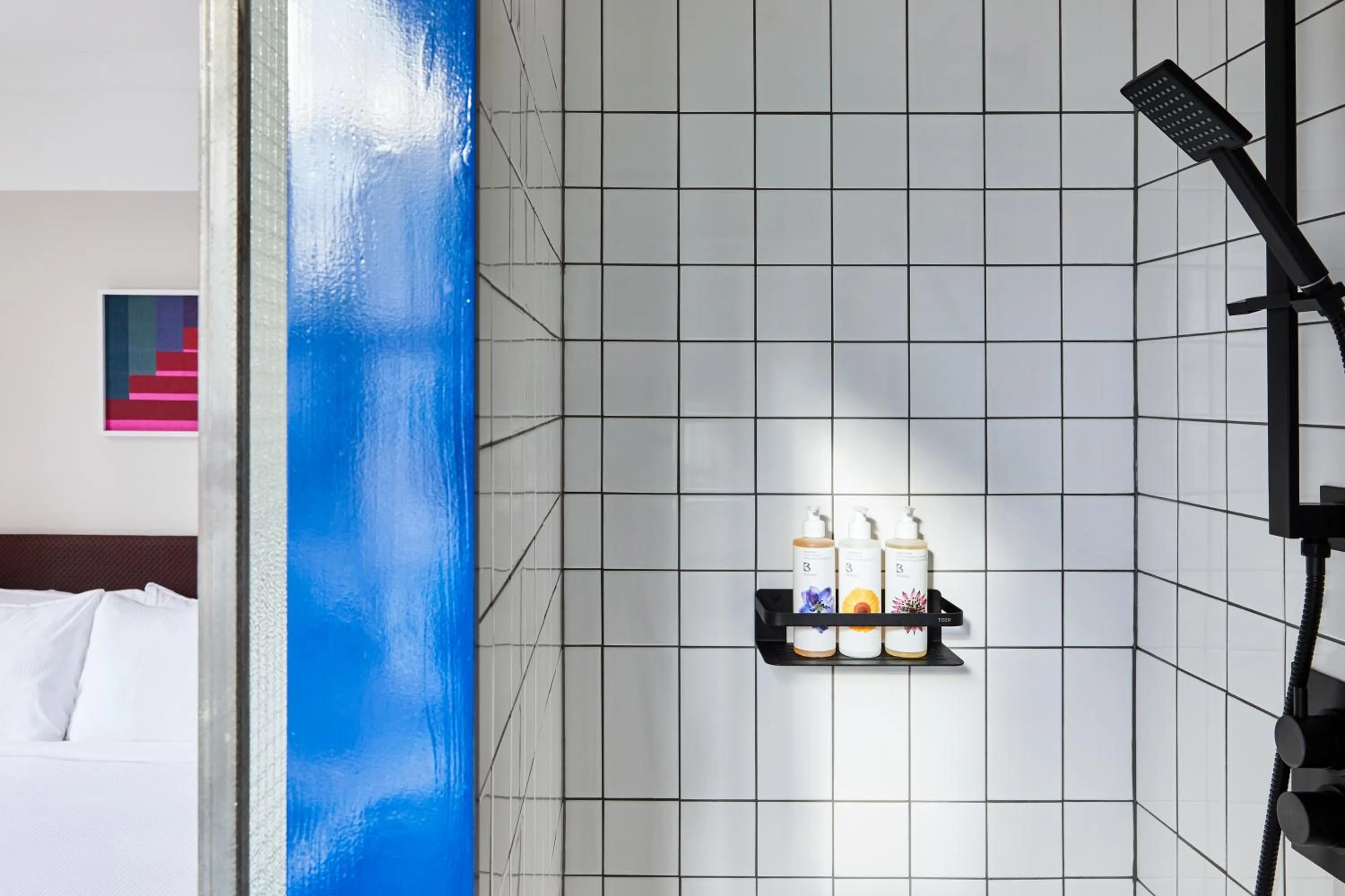 Shower, Bed in The Buxton