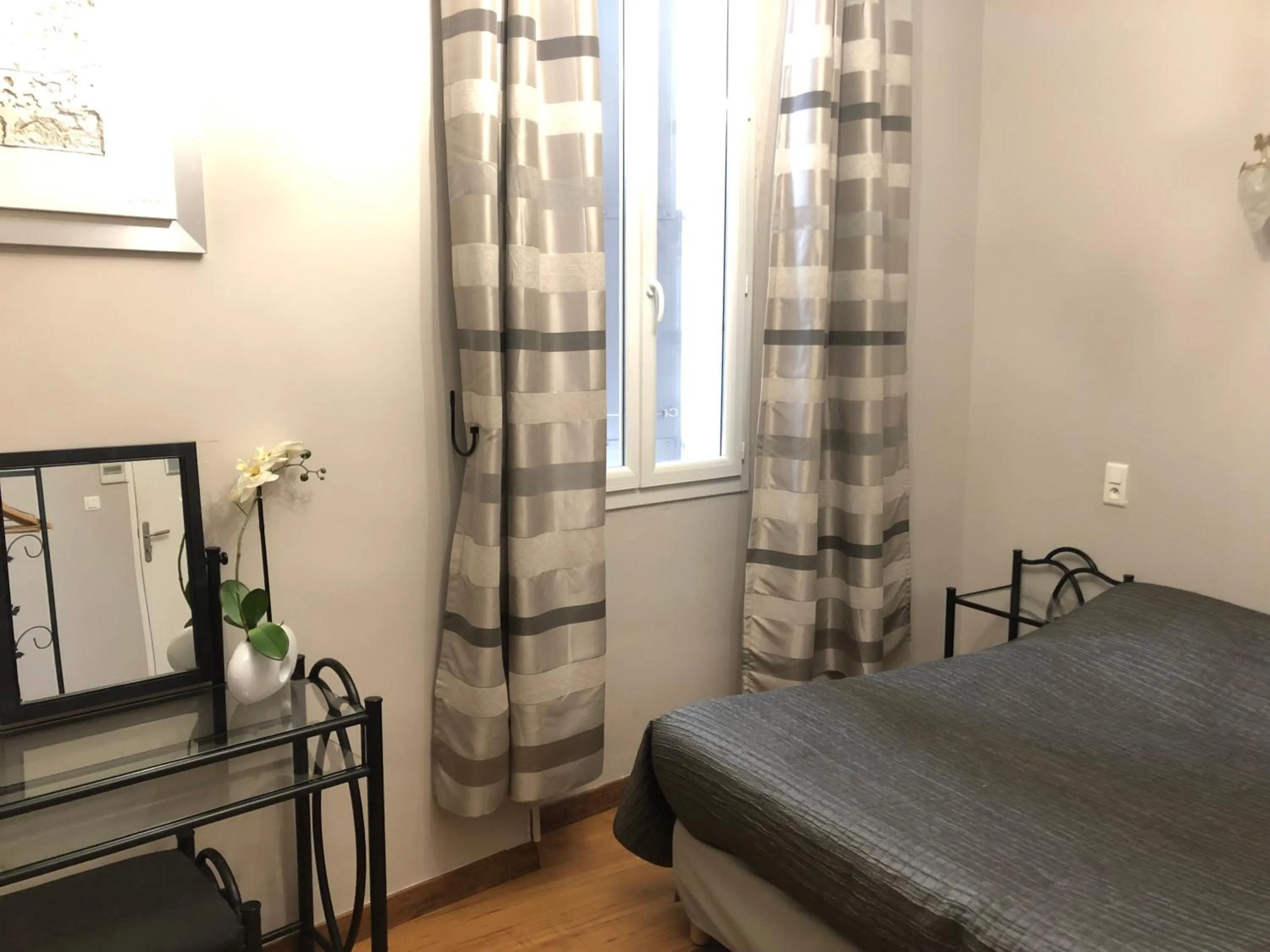 Bed in Hôtel Le Lys d'Or