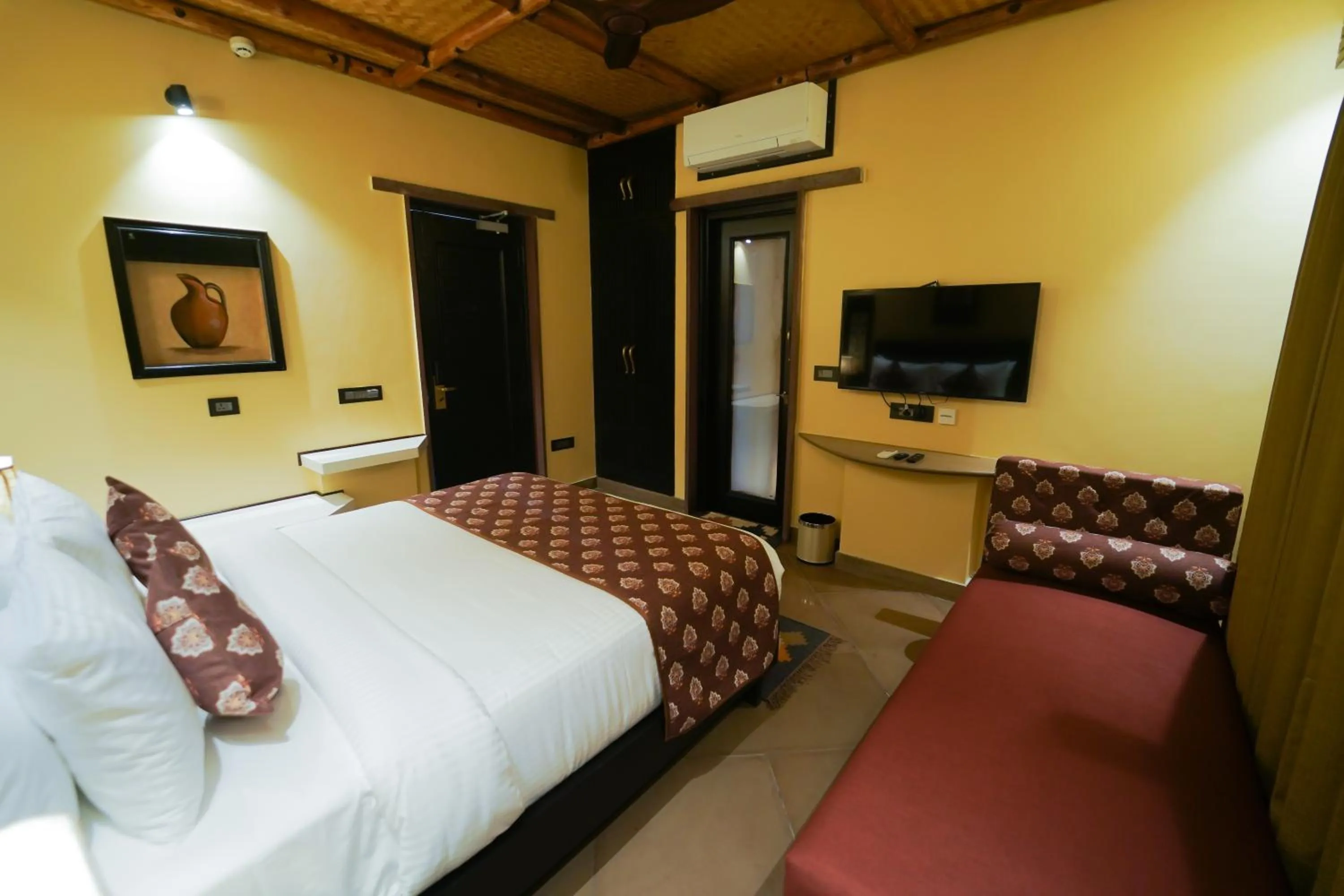 Bed in AamaGhati Wildlife Resort, Ranthambore