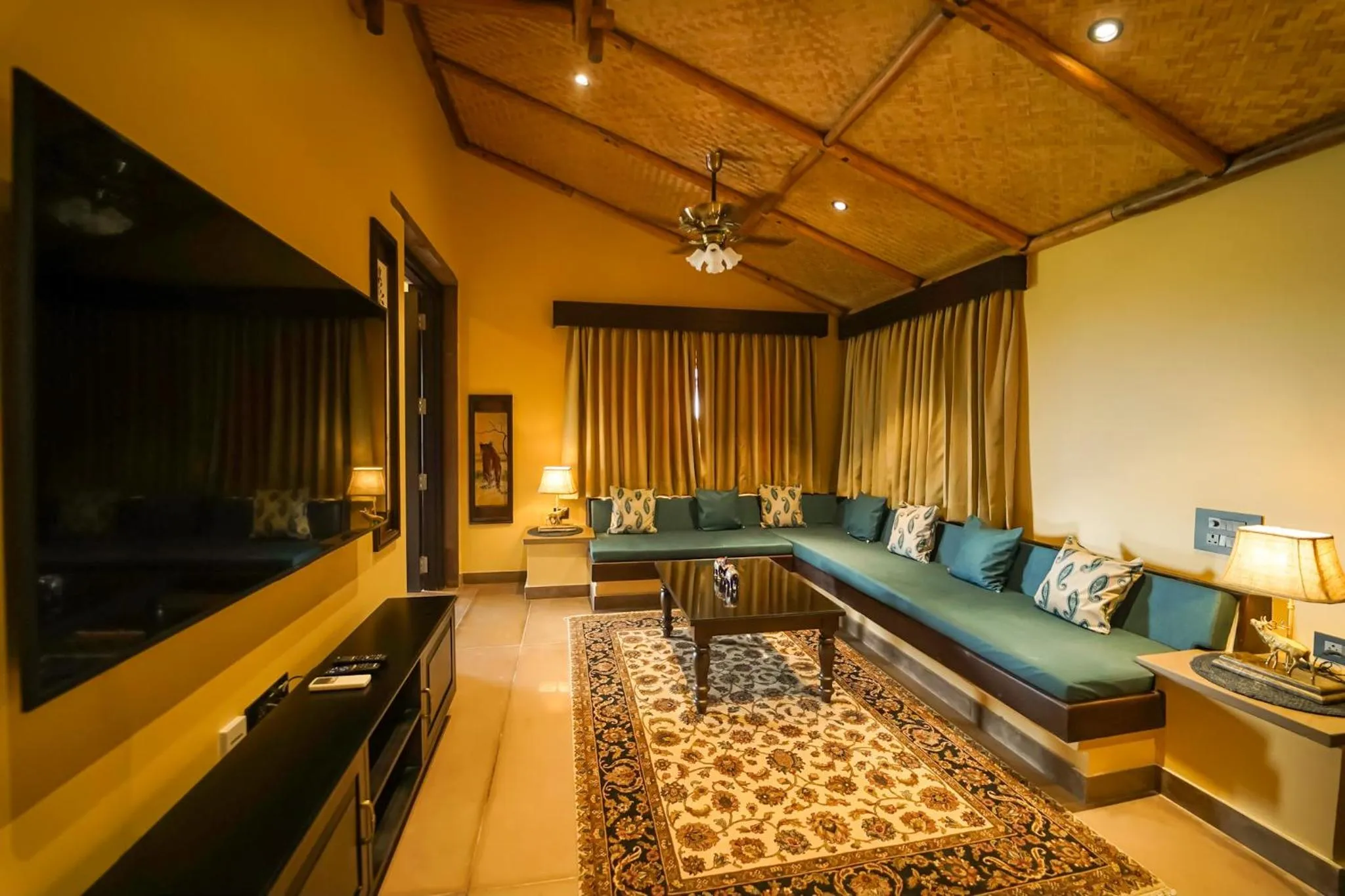 Communal lounge/ TV room in AamaGhati Wildlife Resort, Ranthambore