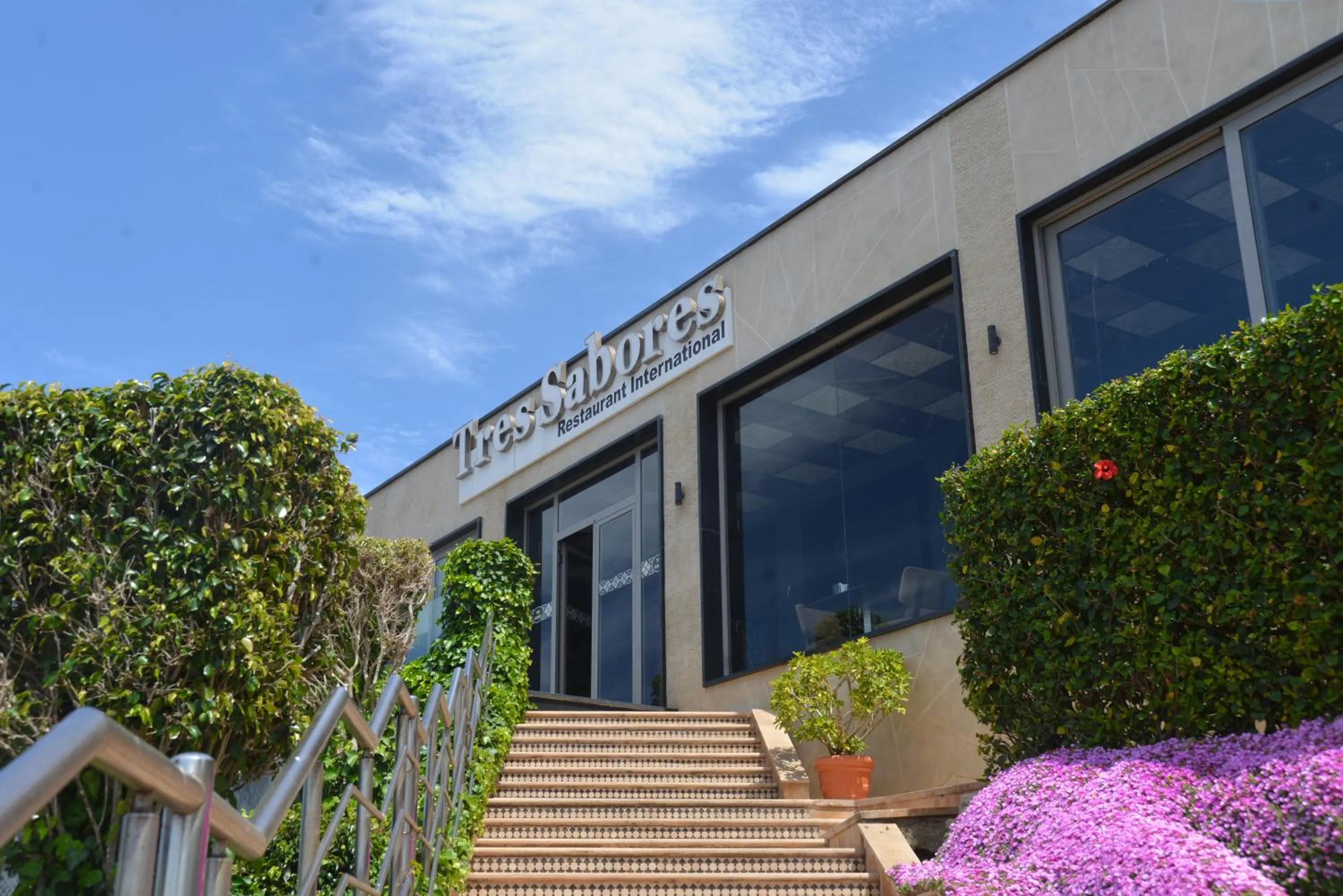 Restaurant/places to eat in DWO Mira Palace