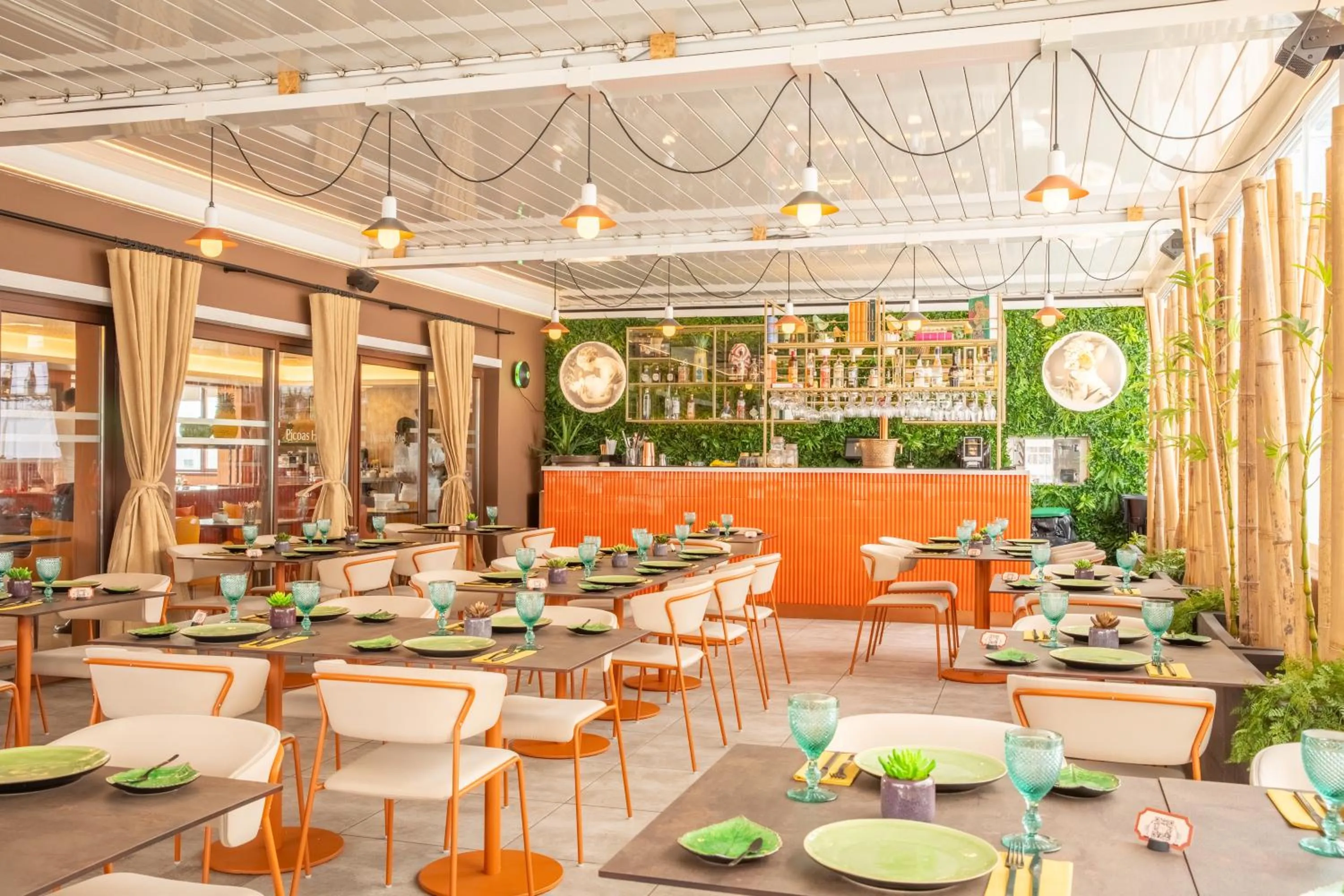 Restaurant/places to eat in VIP Executive Picoas Hotel