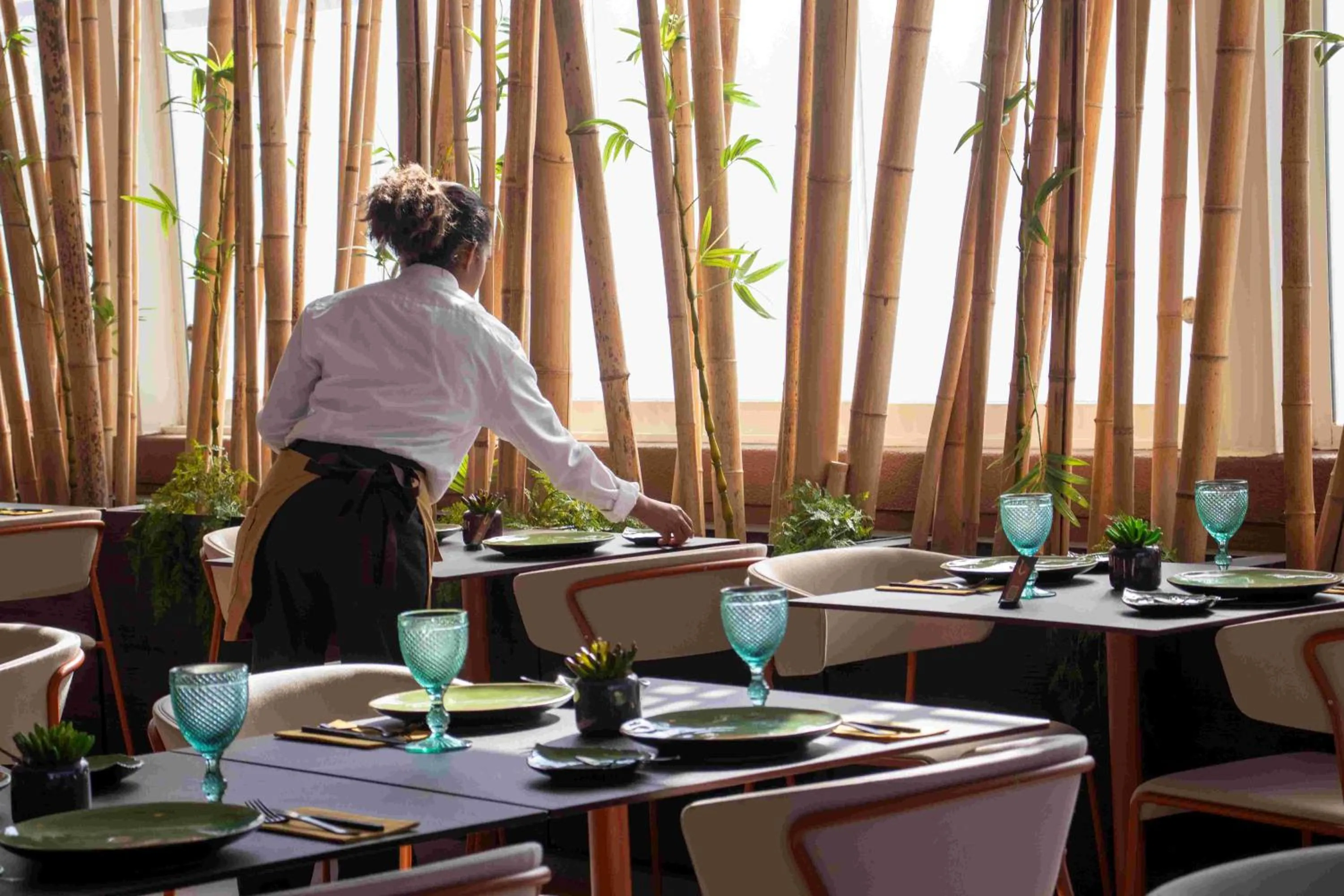 Restaurant/places to eat in VIP Executive Picoas Hotel