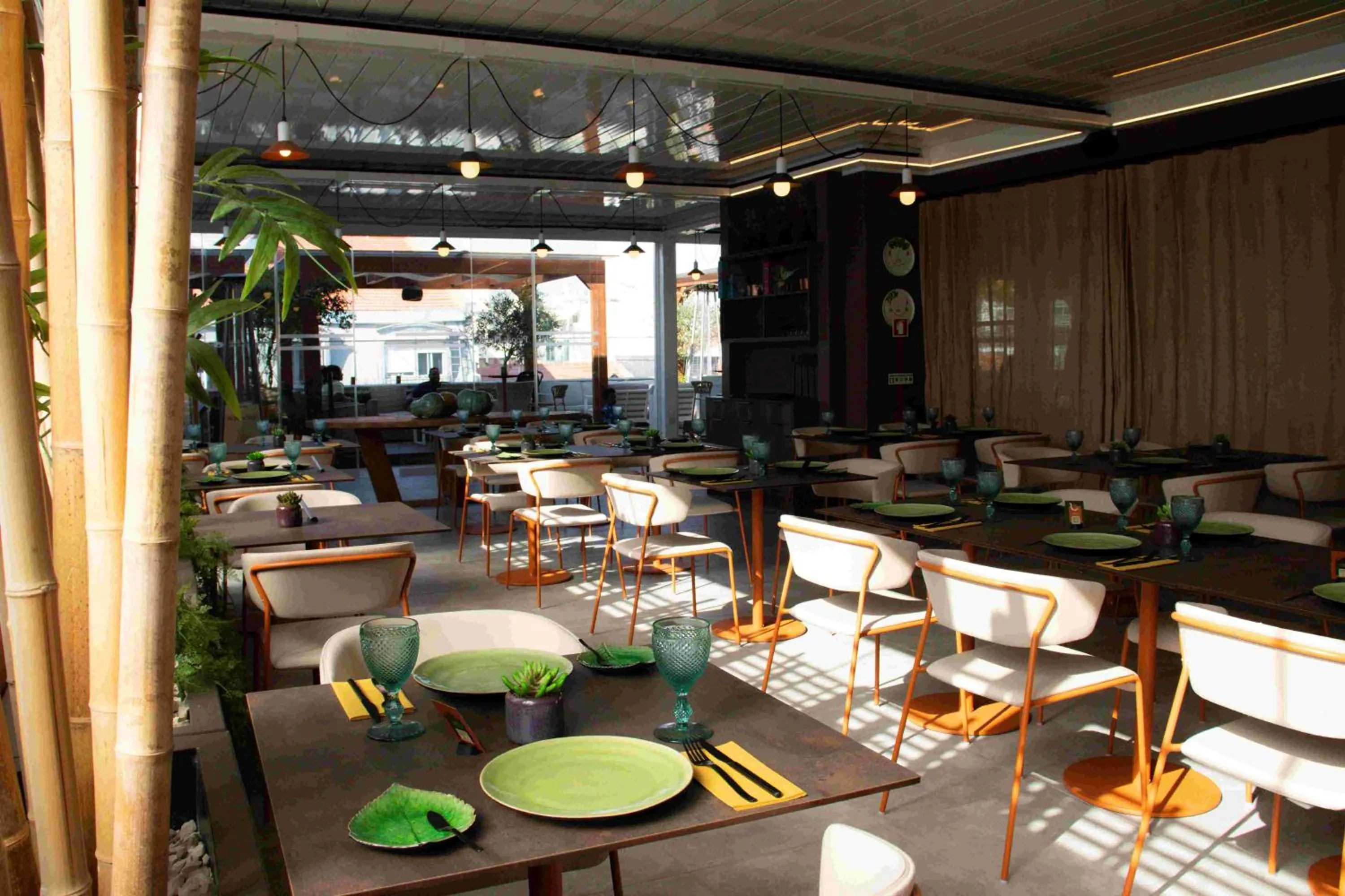 Restaurant/places to eat in VIP Executive Picoas Hotel