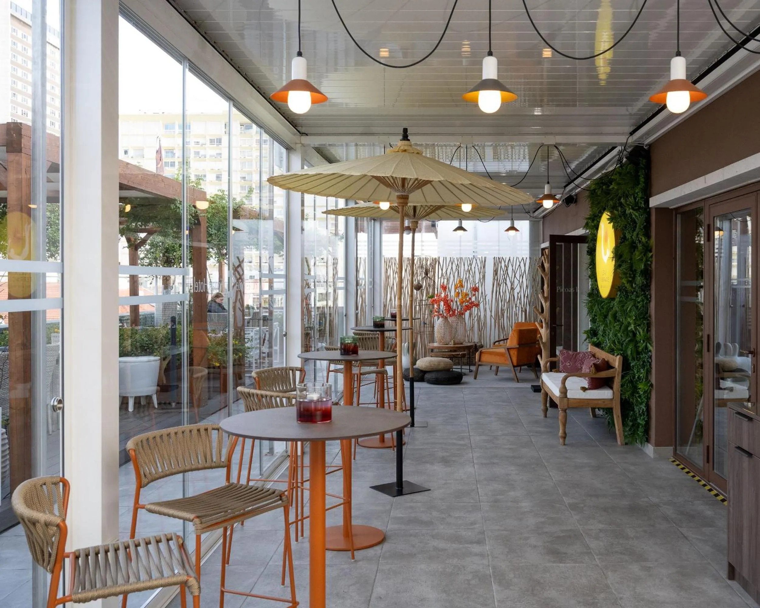 Restaurant/places to eat in VIP Executive Picoas Hotel