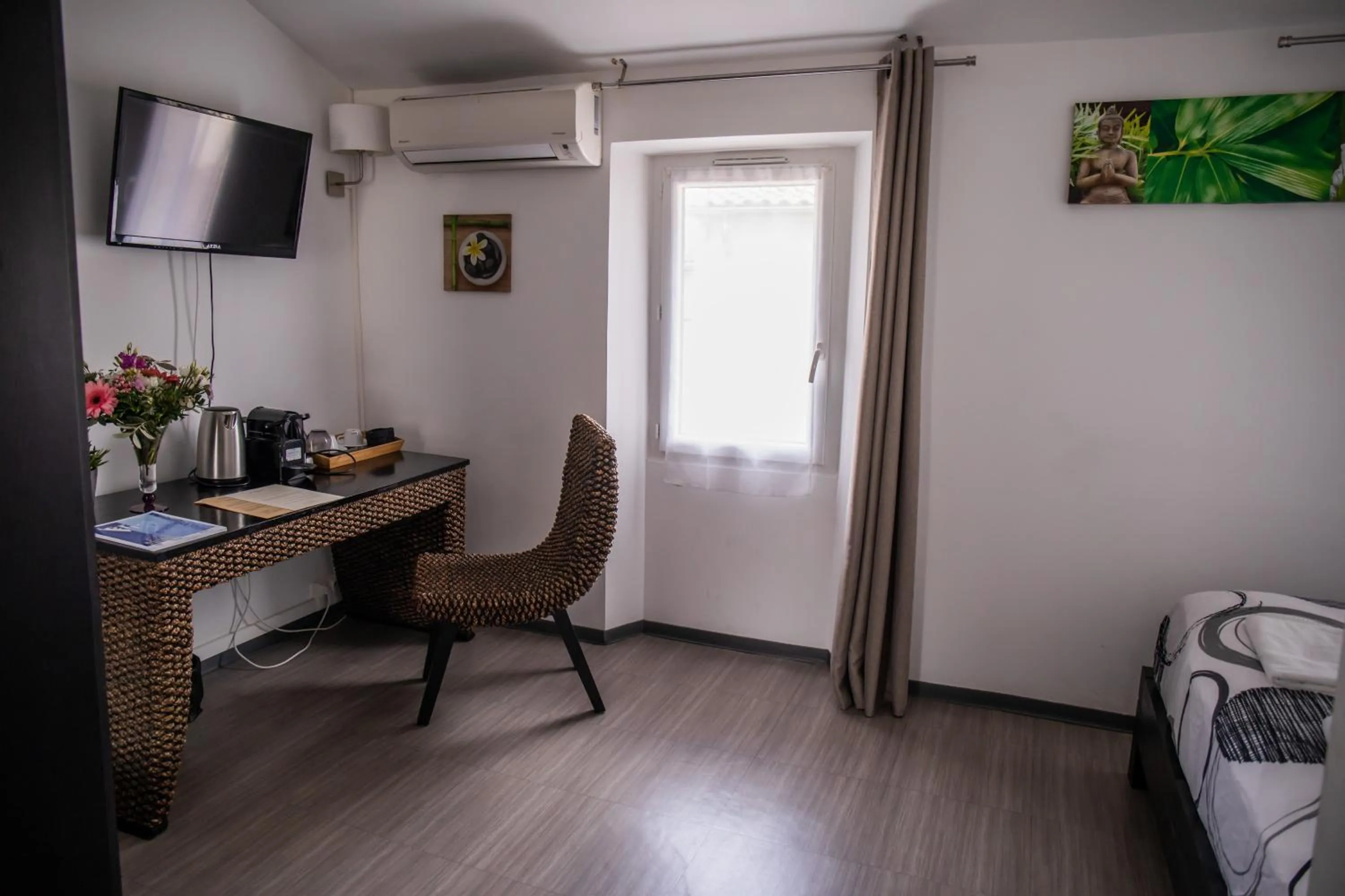 TV and multimedia, Bed in Auberge Sainte Marguerite