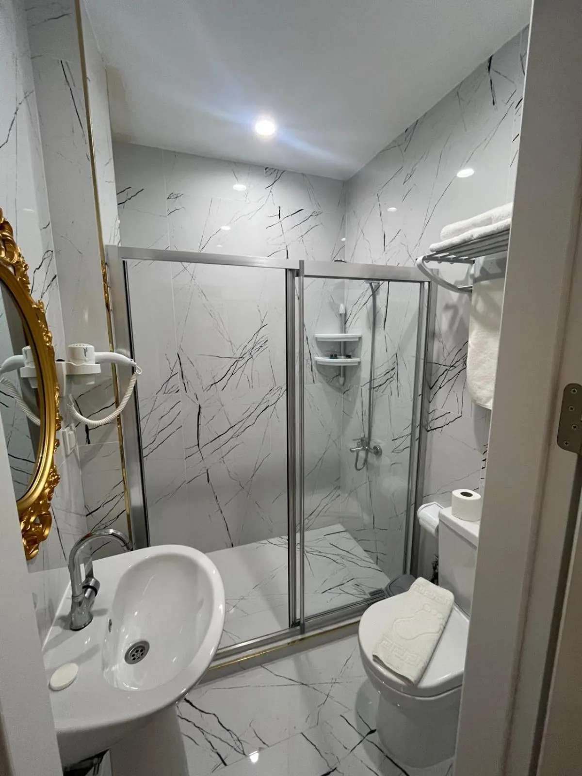 Shower in Hotel Barbarosa