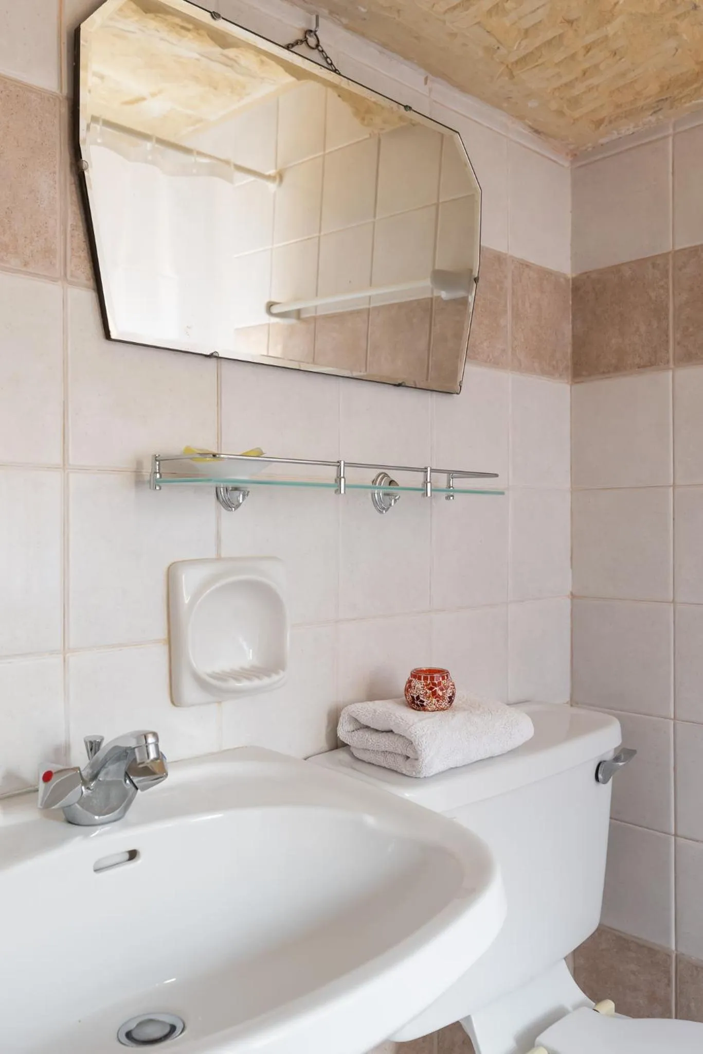 Toilet in Mood Farmhouse B&B