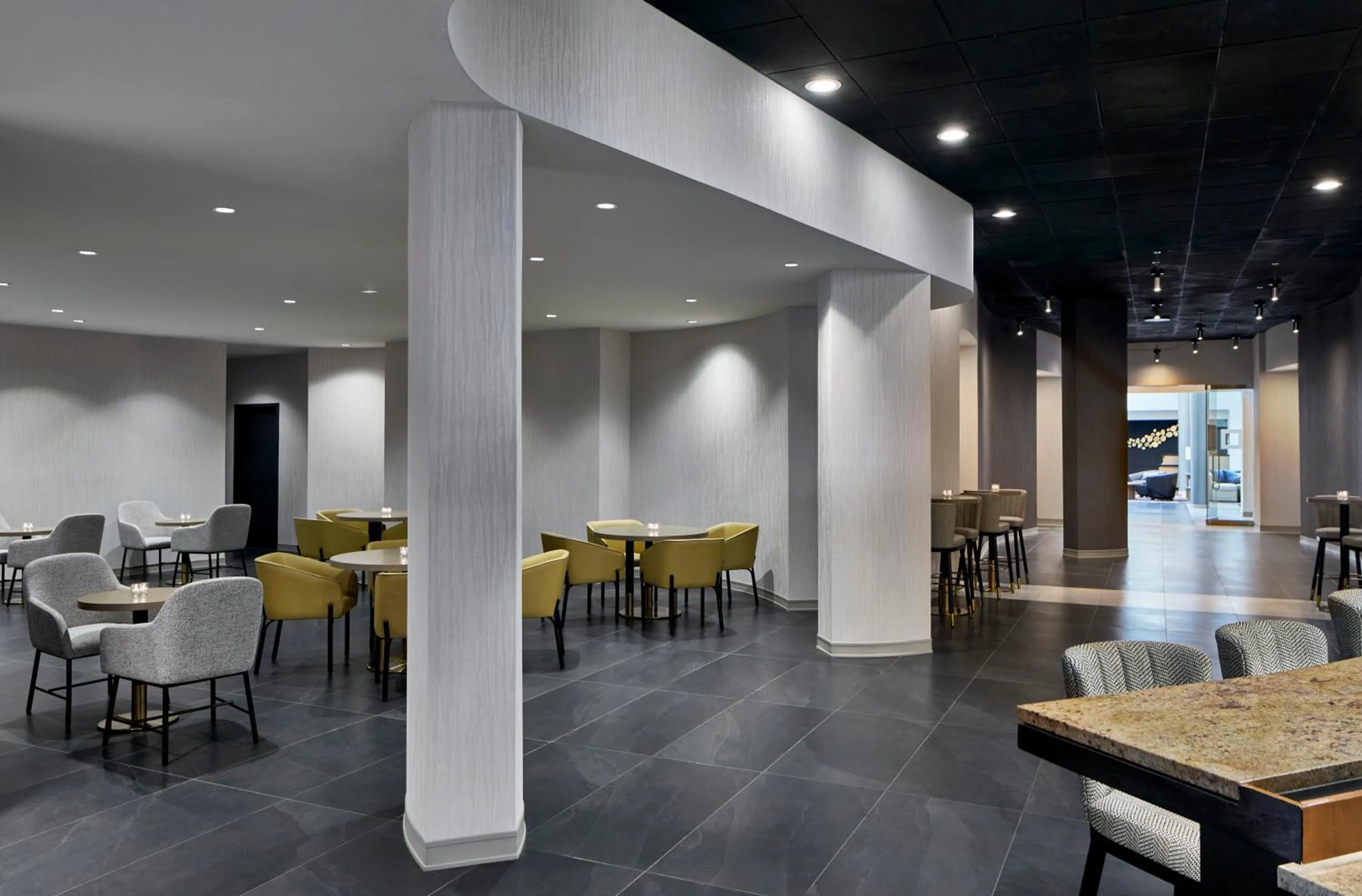 Lounge or bar in Delta Hotels by Marriott Toledo