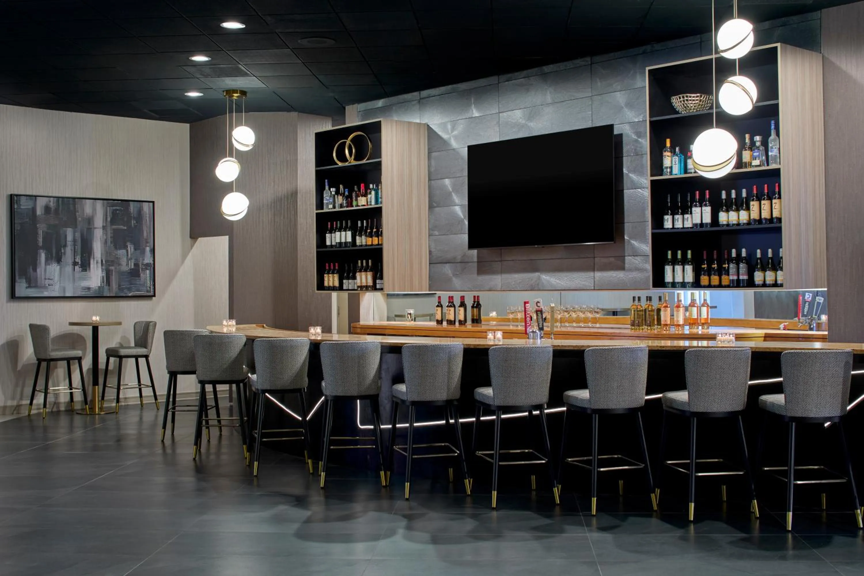 Lounge or bar in Delta Hotels by Marriott Toledo