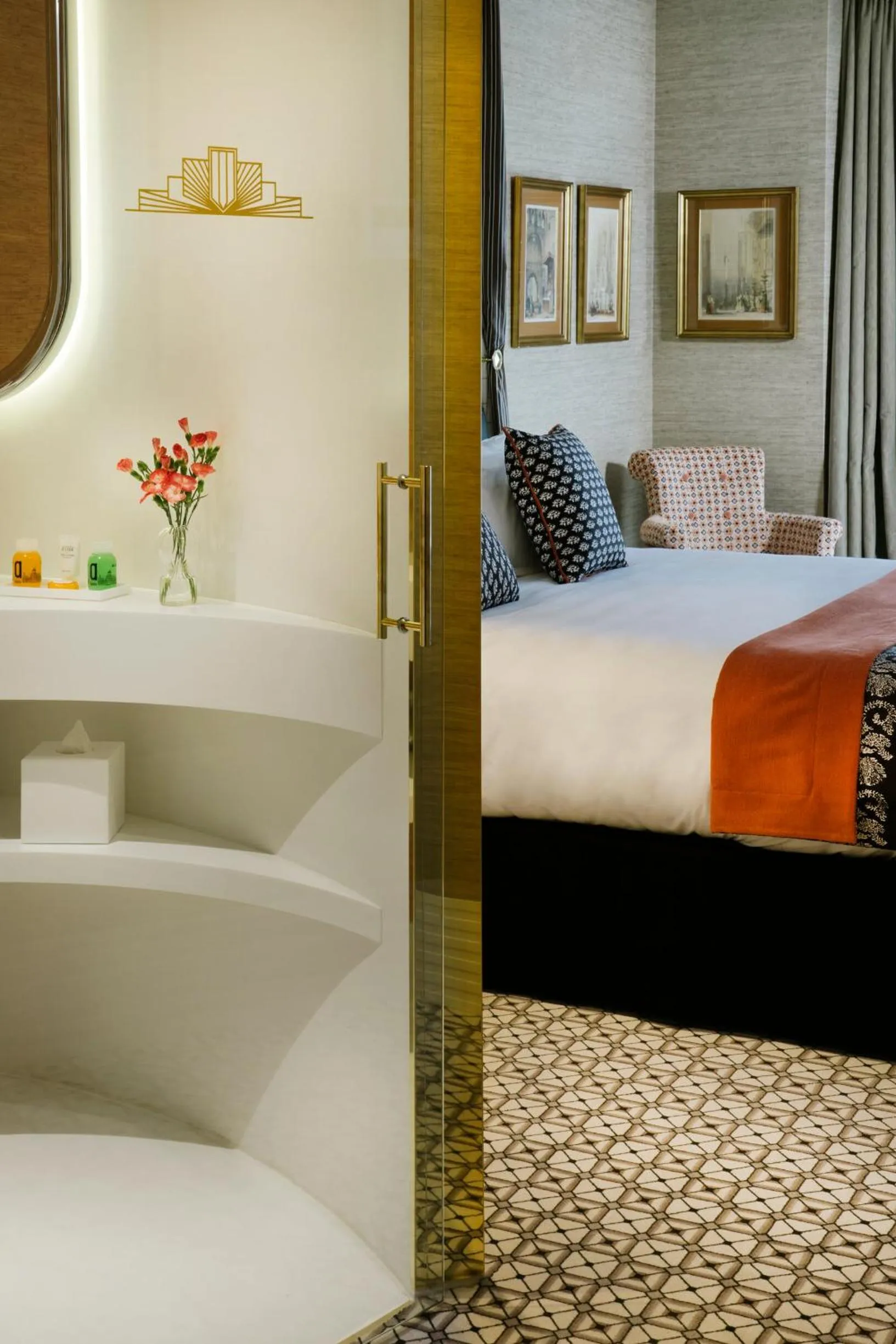 Bathroom, Bed in The First One Madrid Preciados