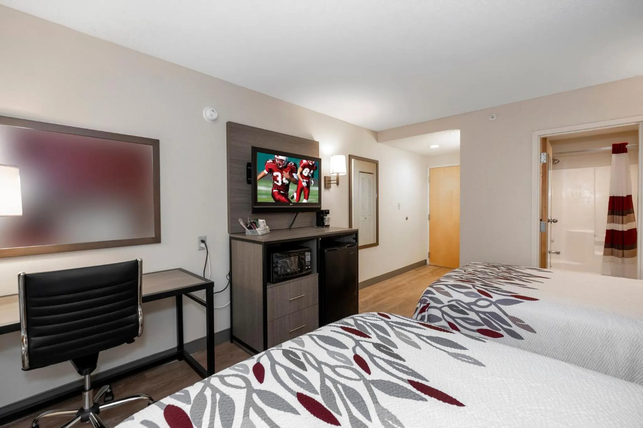 Photo of the whole room, Bed in Red Roof Inn Clifton Park